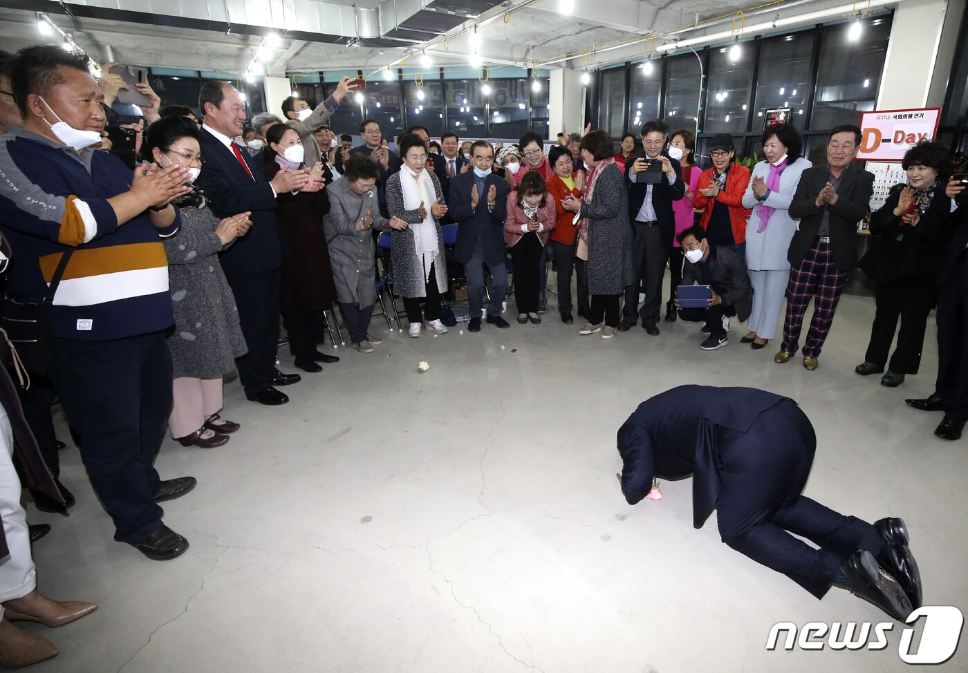 본문 이미지 - 제21대 국회의원선거 투표일인 15일 인천 중구강화옹진 배준영 미래통합당 당선자가 선거사무실에서 지지자들에게 큰절을 하고 있다.2020.4.16 /뉴스1 ⓒ News1 인천사진공동취재단