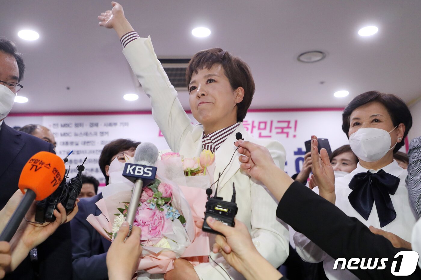 본문 이미지 - 김은혜 미래통합당 성남 분당구갑 후보가 16일 오전 경기도 성남시 분당구 선거 사무소에서 21대 국회의원 선거 당선이 확실시되자 지지자들의 환호를 받으며 기뻐하고 있다. 2020.4.16/뉴스1 ⓒ News1 조태형 기자