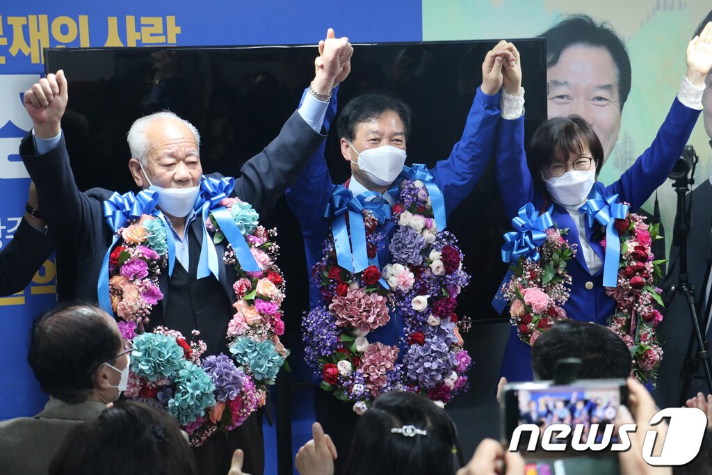 본문 이미지 - 정태호 더불어민주당 서울 관악을 후보가 15일 선거 사무소에서 21대 국회의원 선거 당선을 확정한 후 꽃목걸이를 걸고 기뻐하고 있다. (정태호 후보 캠프 제공) 2020.4.16/뉴스1