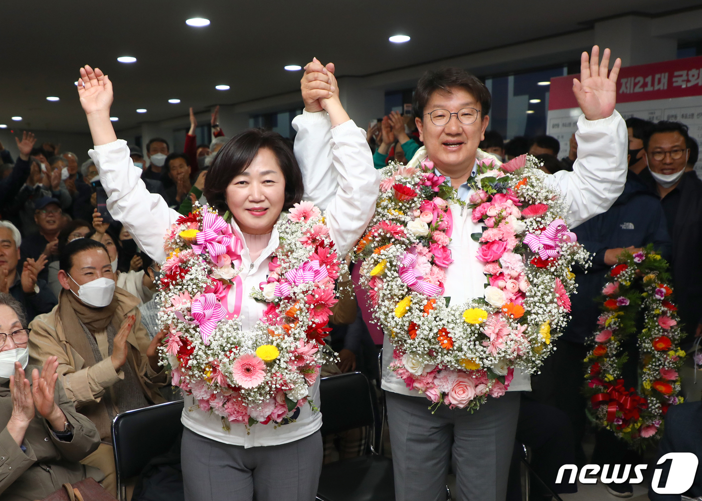 (강릉=뉴스1) 하중천 기자 = 권성동 무소속 후보가 제21대 국회의원선거 강릉 지역구 당선이 확실해지자 15일 강원 강릉시 선거캠프에서 부인 김진희씨와 꽃목걸이를 걸고 기뻐하고 …