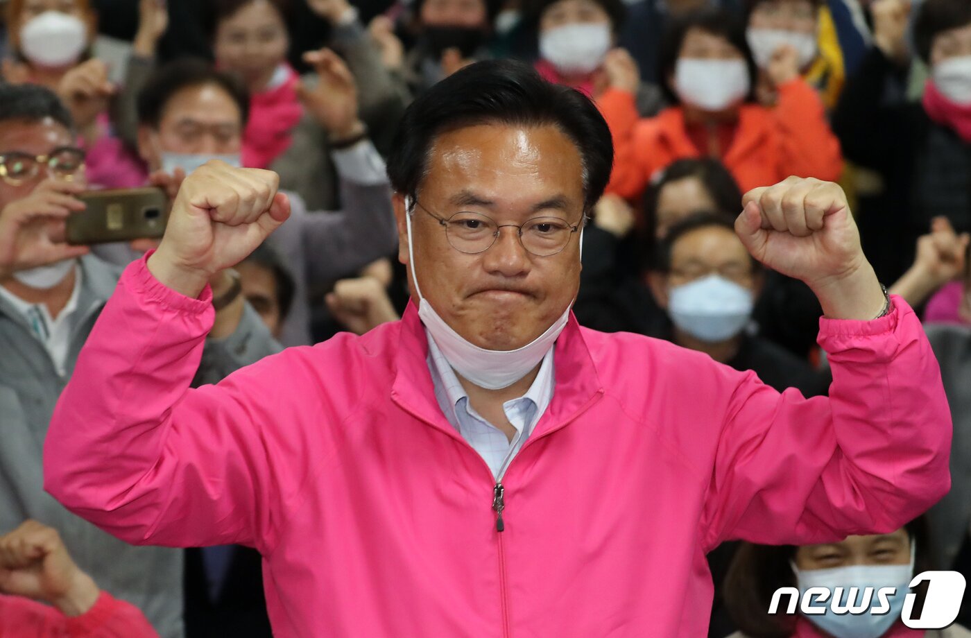 본문 이미지 - 정진석 미래통합당 공주·부여·청양 후보가 16일 충남 공주시 선거사무소 상황실에서 21대 국회의원선거 당선이 확정되자 두 주먹을 불끈 쥐고 있다. 2020.4.16/뉴스1 ⓒ News1 장수영 기자