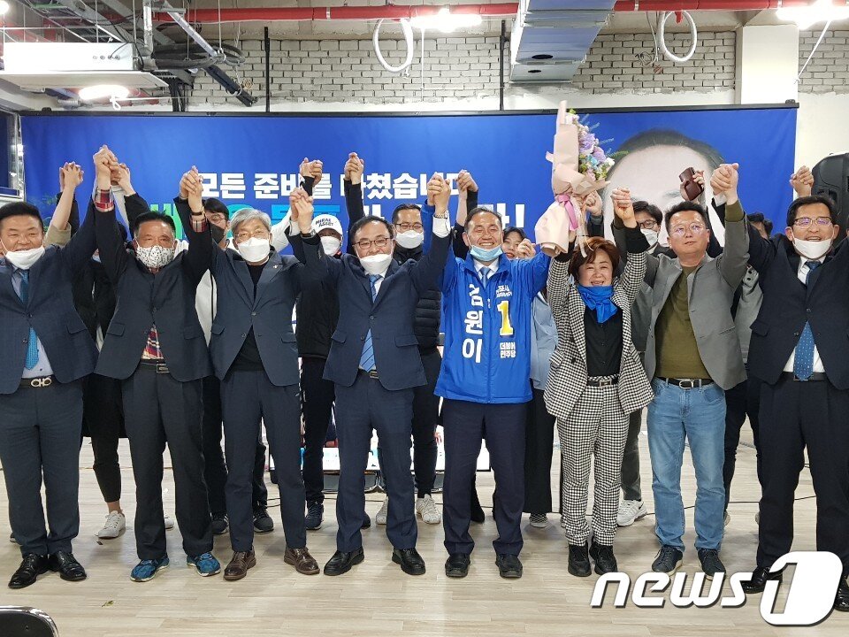 본문 이미지 - 김원이 더불어민주당 전남 목포시 국회의원 후보가 15일 당선이 확실해지자 환호하고 있다. 2020.4.16/뉴스1 ⓒ News1 김영선 기자