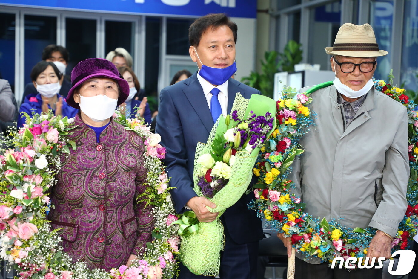 본문 이미지 - 이광재 더불어민주당 강원 원주갑 국회의원 후보가 16일 당선이 확실해지자 선거캠프에서 부모님과 함께 축하를 받고 있다. 2020.4.16/뉴스1 ⓒ News1 권혜민 기자