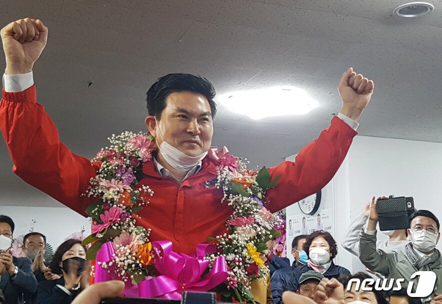 본문 이미지 - 김태호 미래통합당 산청·함양·거창·합천 후보가 16일 자신의 선거사무소에서 21대 국회의원선거 당선이 확실시되자 지지자들로부터 축하받고 있다. 2020.4.16/뉴스1