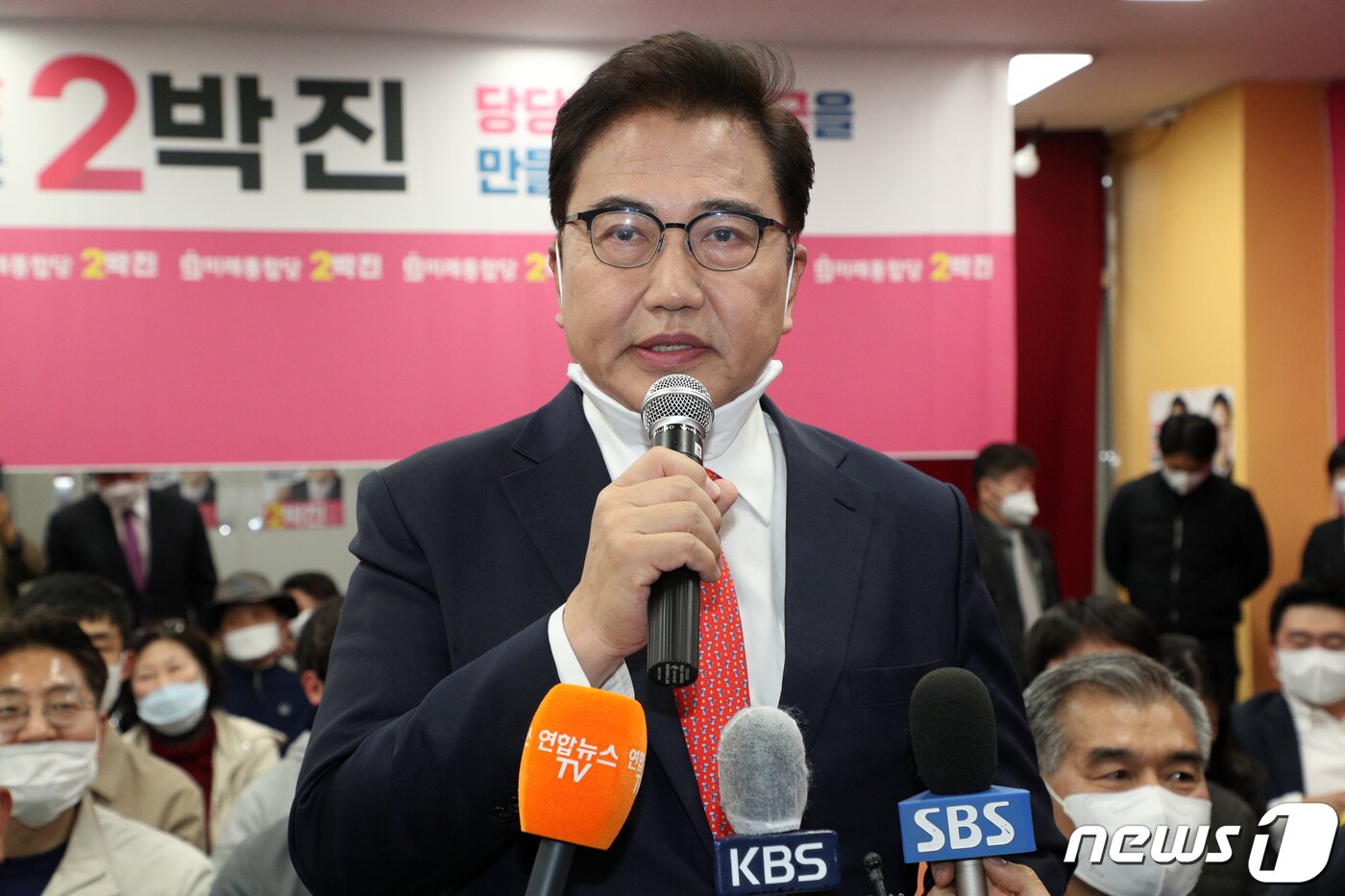 본문 이미지 - 박진 미래통합당 강남을 후보가 16일 오전 서울 강남구 선거사무소 상황실에서 21대 국회의원선거 당선이 유력해지자 소감을 밝히고 있다. 2020.4.16/뉴스1 ⓒ News1 황기선 기자