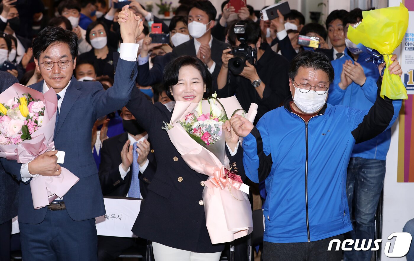 본문 이미지 - 이수진 더불어민주당 동작을 후보가 15일 서울 동작구 사당동 선거사무소에서 21대 국회의원선거 당선이 확실시 되자 남편 강종근씨(왼쪽), 허영일 선대위원장과 지지자들의 환호를 받으며 손을 흔들고 있다. 2020.4.16/뉴스1 ⓒ News1 김진환 기자