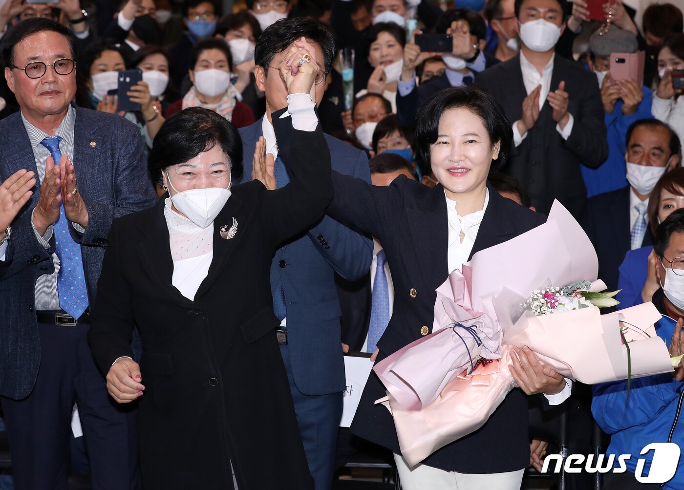 본문 이미지 - 이수진 더불어민주당 동작을 후보가 16일 서울 동작구 사당동 선거사무소에서 21대 국회의원선거 당선이 확실시 되자 지지자와 함께 손을 흔들고 있다. 2020.4.16/뉴스1 ⓒ News1 김진환 기자