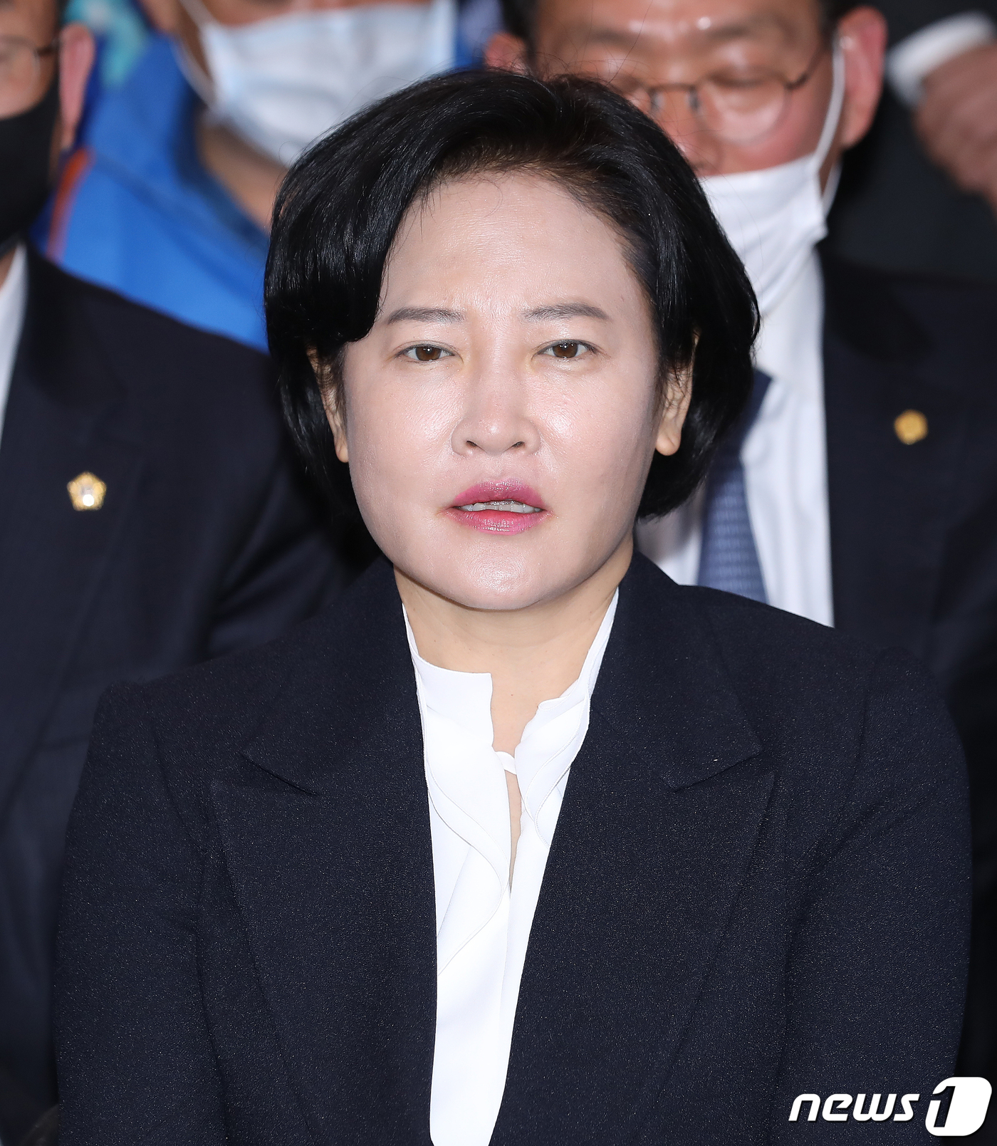 (서울=뉴스1) 김진환 기자 = 이수진 더불어민주당 동작을 후보가 16일 서울 동작구 사당동 선거사무소에서 21대 국회의원선거 당선이 확실시 되자 지지자들의 연호를 받으며 소감을 …