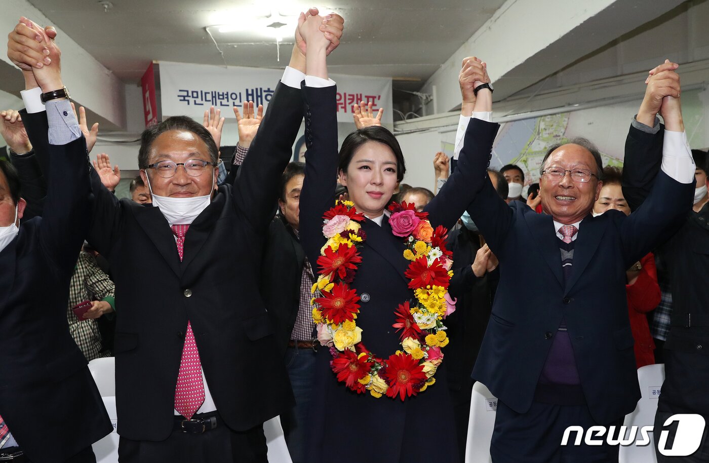 본문 이미지 - 배현진 미래통합당 송파을 후보가 16일 서울 송파구 올림픽로 선거사무소 상황실에서 21대 국회의원선거 당선이 확실해지자 지지자들의 환호를 받으며 손을 들고 있다. 2020.4.16/뉴스1 ⓒ News1 이동해 기자