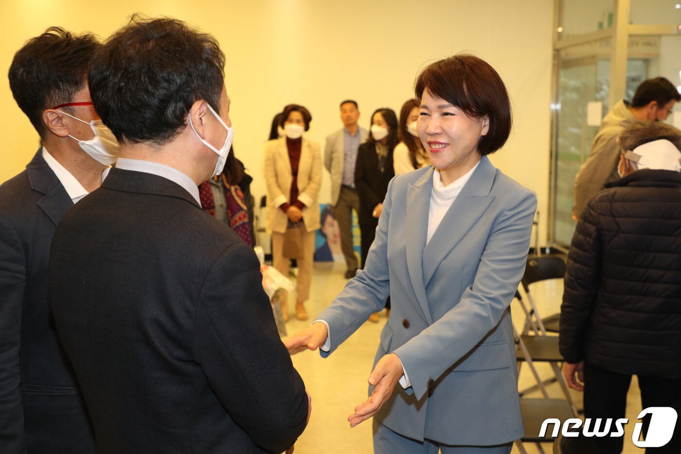 본문 이미지 - 전현희 더불어민주당 강남을 후보가 16일 오전 서울 강남구 선거사무소 상황실에서 21대 국회의원선거 낙선이 유력해지자 지지자들과 인사를 나누고 있다. 2020.4.16/뉴스1 ⓒ News1 황기선 기자