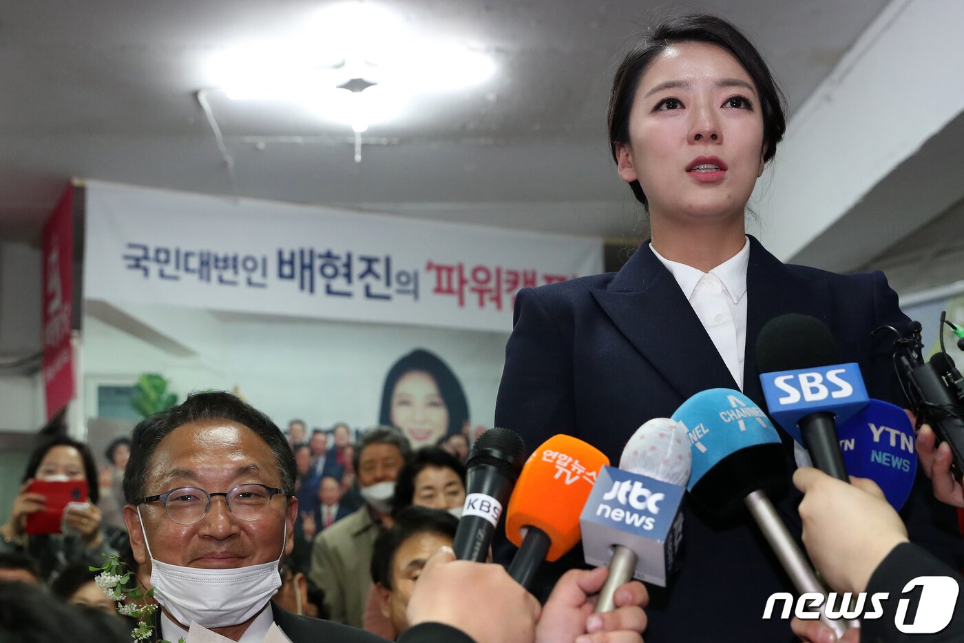 본문 이미지 - 배현진 미래통합당 송파을 후보가 16일 서울 송파구 올림픽로 선거사무소 상황실에서 21대 국회의원선거 당선이 확실해지자 소감을 밝히고 있다. 2020.4.16/뉴스1 ⓒ News1 이동해 기자