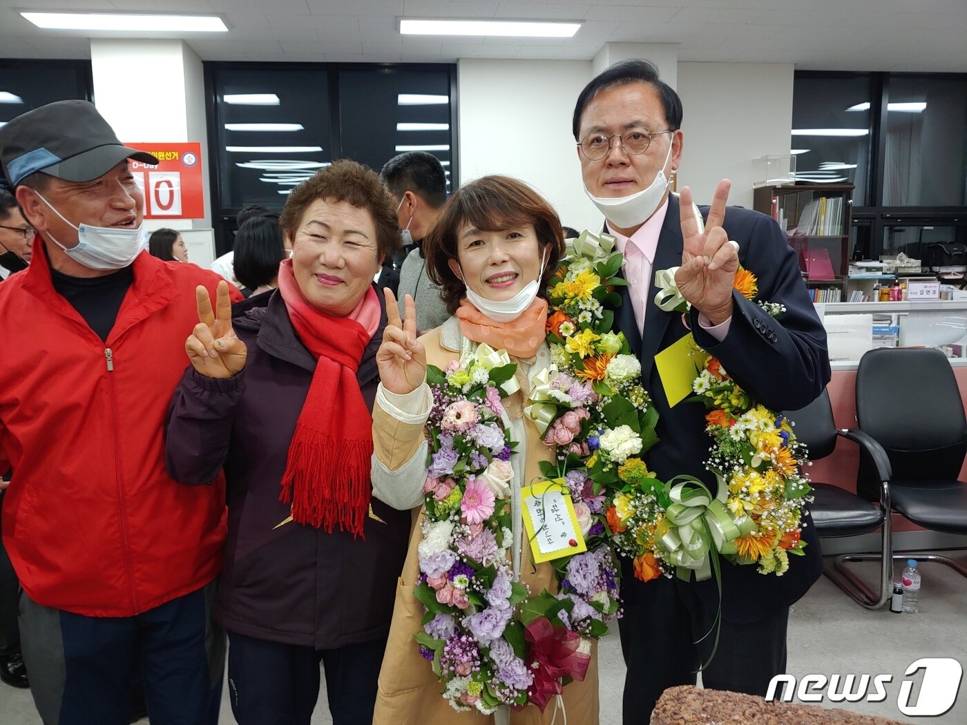 본문 이미지 - 이명수 의원이 4월15일 총선에서 승리한 후 지지자들과 기념촬영을 하고 있다.ⓒ 뉴스1