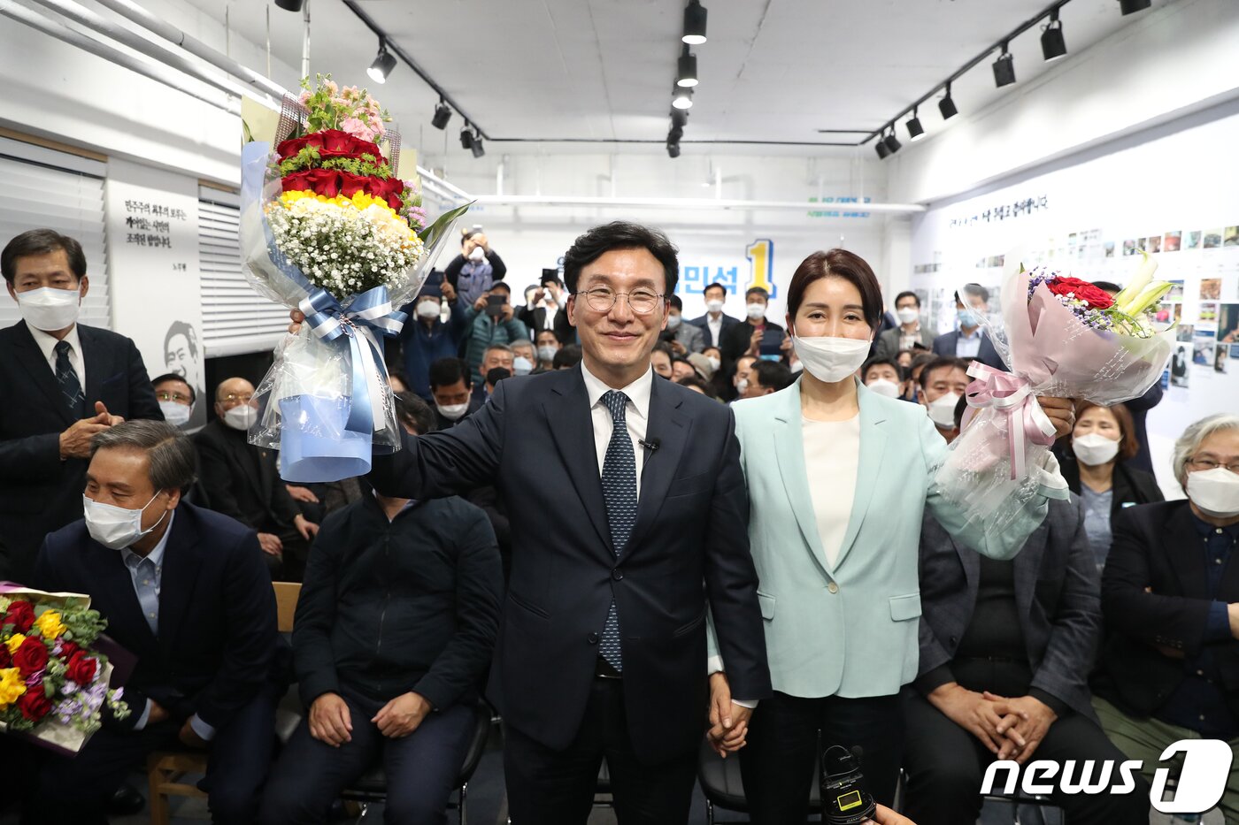 본문 이미지 - 김민석 더불어민주당 서울 영등포구을 후보가 16일 서울 영등포구 자신의 선거사무소에서 21대 국회의원선거 당선이 확실해지자 지지자들의 환호를 받으며 꽃을 들어보이고 있다. 2020.4.16/뉴스1 ⓒ News1 이승배 기자
