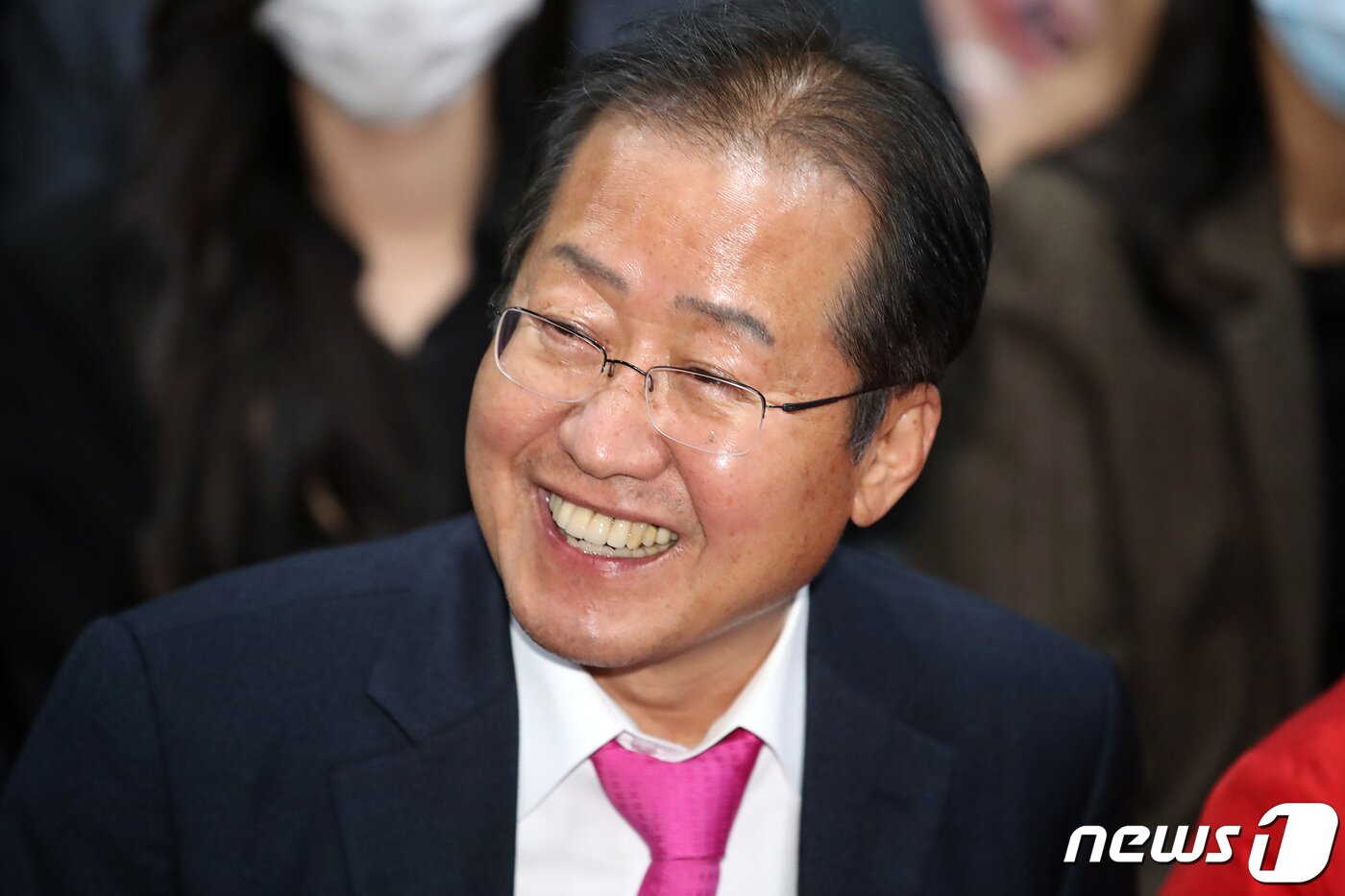 본문 이미지 - 제21대 국회의원선거 대구 수성을에 무소속으로 출마해 당선이 확정된 홍준표 후보가 16일 오전 대구 수성구 두산동 선거사무소에서 환하게 웃고 있다. 2020.4.16/뉴스1 ⓒ News1 공정식 기자