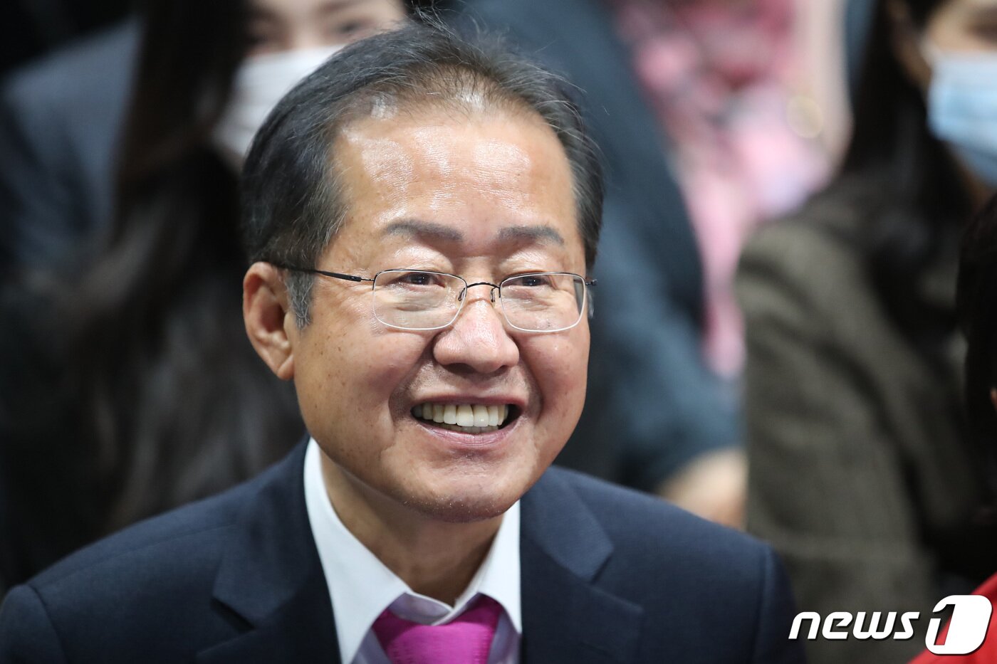 본문 이미지 - 제21대 국회의원선거 대구 수성을에 무소속으로 출마해 당선이 확정된 홍준표 후보가 16일 오전 대구 수성구 두산동 선거사무소에서 환하게 웃고 있다. 2020.4.16/뉴스1 ⓒ News1 공정식 기자