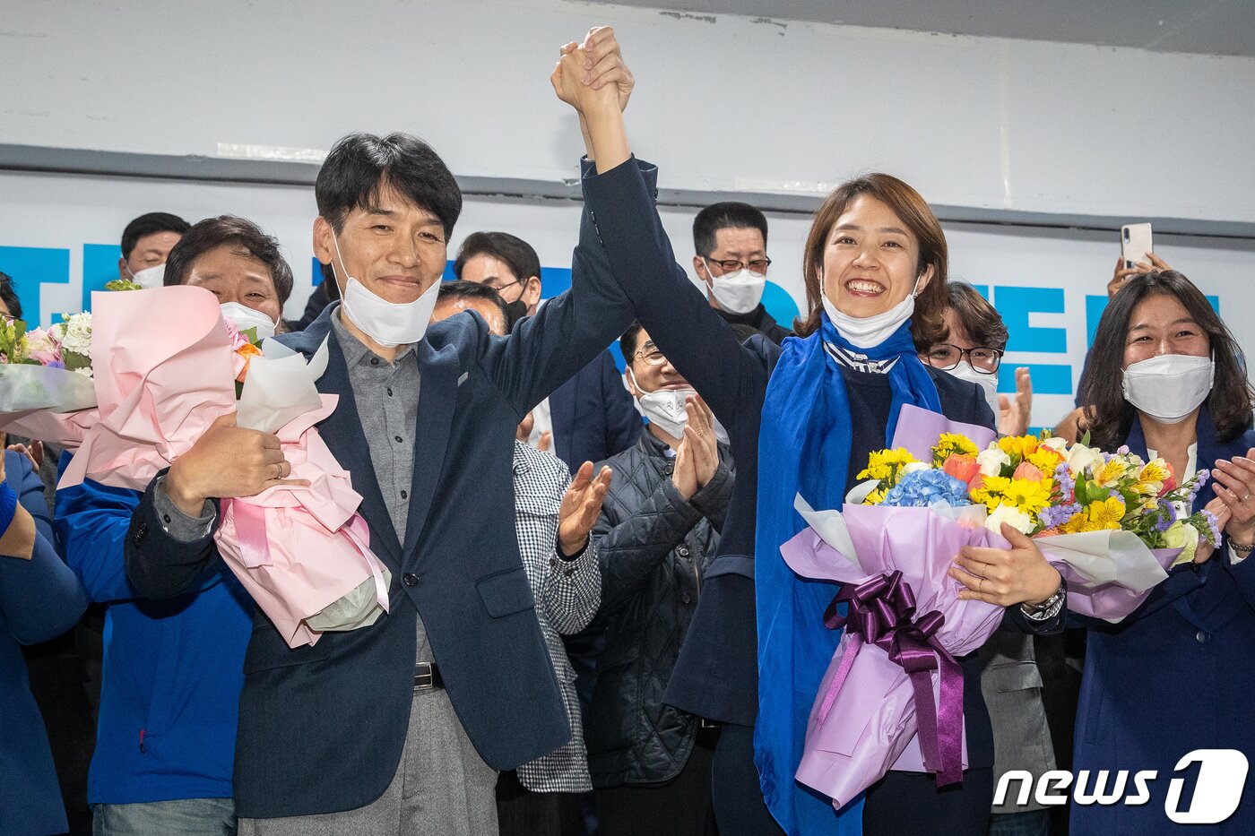 본문 이미지 - 고민정 더불어민주당 서울 광진구을 후보가 16일 서울 광진구 선거사무소에서 21대 국회의원선거 당선을 확정짓자 남편 조기영 시인과 손을 맞잡아 들고 있다. 2020.4.16/뉴스1 ⓒ News1 유승관 기자