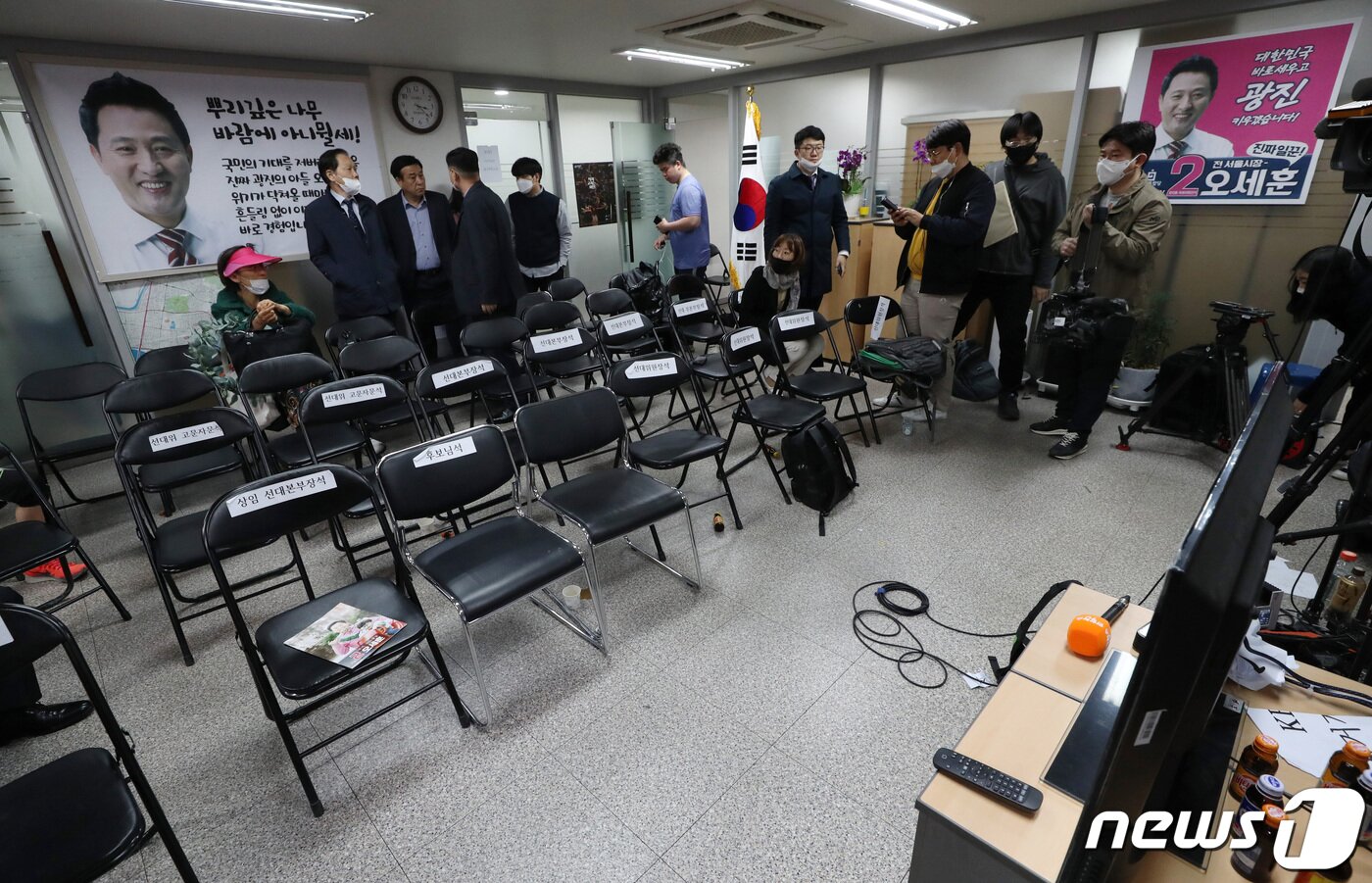 본문 이미지 - 16일 오전 서울 광진구 서울 광진구 자양동 오세훈 미래통합당 광진구을 후보 선거사무소에서 오 후보 낙선이 결정되자 관계자와 지지자들이 굳은표정을 짓고 있다. 2020.4.16/뉴스1 ⓒ News1 박세연 기자