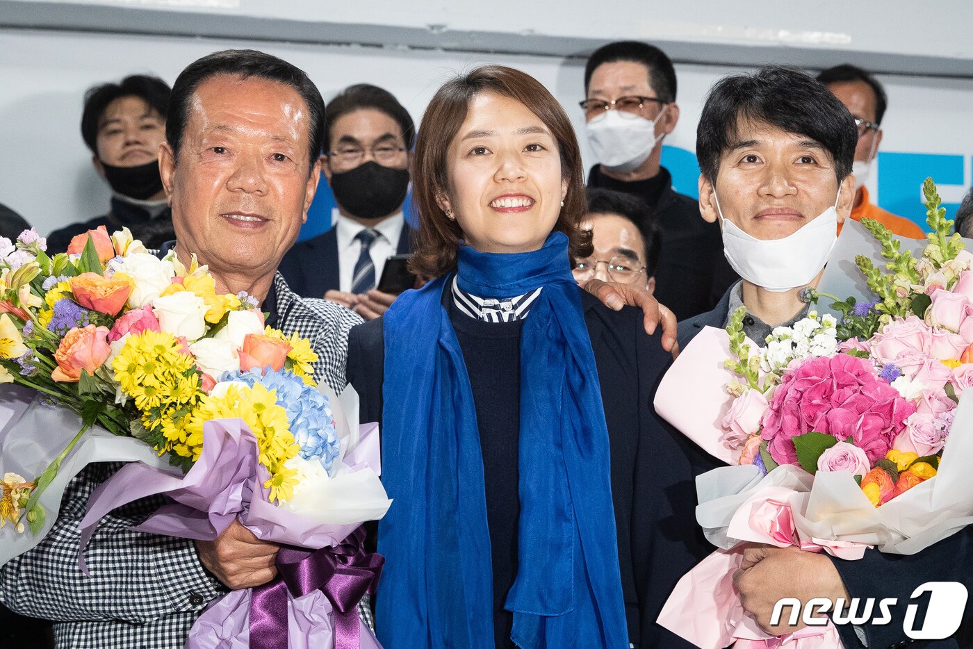 본문 이미지 - 고민정 더불어민주당 서울 광진구을 후보가 16일 서울 광진구 선거사무소에서 21대 국회의원선거 당선을 확정지은 후 아버지 고영수씨(왼쪽), 남편 조기영 시인과 꽃다발을 들고 기념촬영을 하고 있다. 2020.4.16/뉴스1 ⓒ News1 유승관 기자