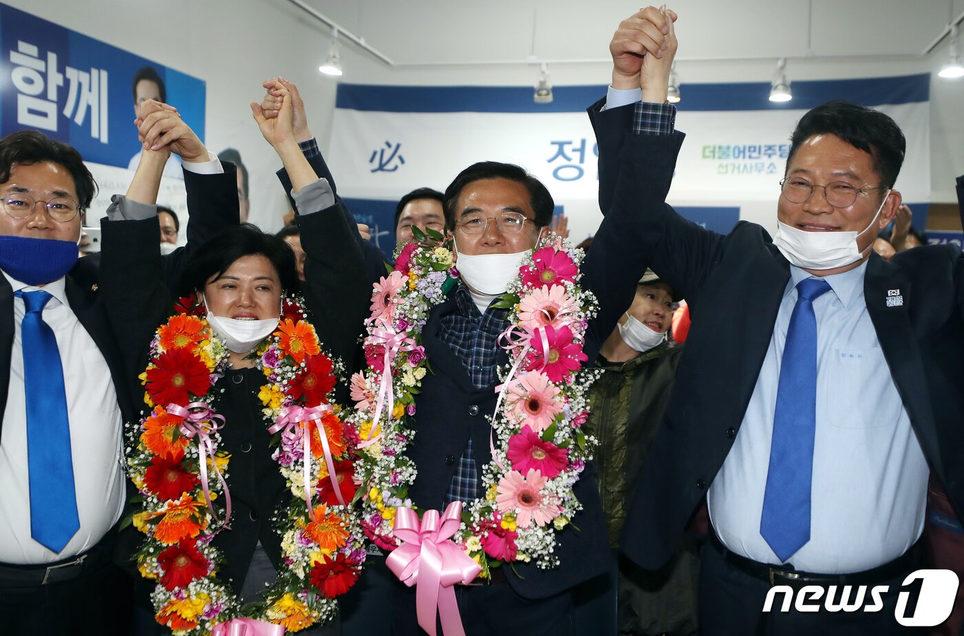 본문 이미지 - 제21대 총선 인천 연수을 더불어민주당 정일영 후보가 16일 오전 인천시 연수구 자신의 선거사무소에서 당선 확실 소식에 기뻐하고 있다. 2020.4.16/뉴스1 ⓒ News1 인천사진공동취재단