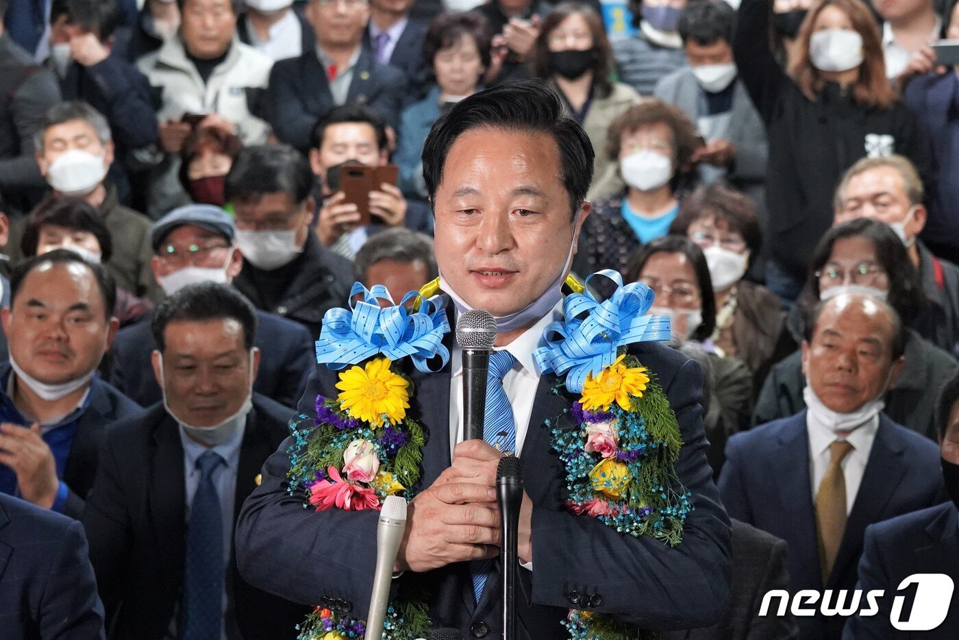 본문 이미지 - 이번 총선에서 낙동강벨트 최대 격전지로 꼽히던 경남 양산을 지역구에서 16일 초접전 끝에 김두관 민주당 후보가 당선됐다. 사진은 김 당선자가 인터뷰를 하고 있는 모습.(김두관 캠프 제공) 2020.4.16/뉴스1