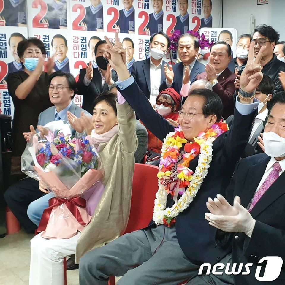 본문 이미지 - 권영세 미래통합당 서울 용산구 국회의원 후보가 16일 제21대 국회의원 선거에서 당선이 확정되자 환호하고 있다.(권영세 페이스북) 2020.4.16/뉴스1