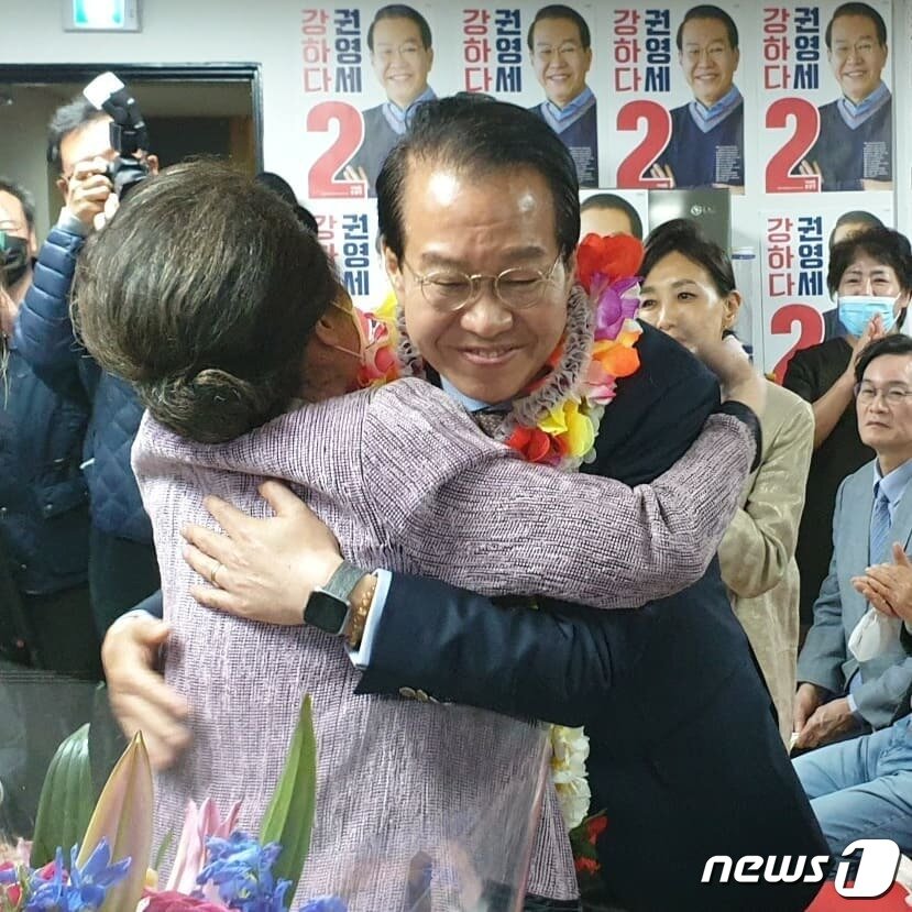 본문 이미지 - 권영세 미래통합당 서울 용산구 국회의원 후보가 16일 제21대 국회의원 선거에서 당선이 확정되자 기뻐하고 있다.(권영세 페이스북) 2020.4.16/뉴스1