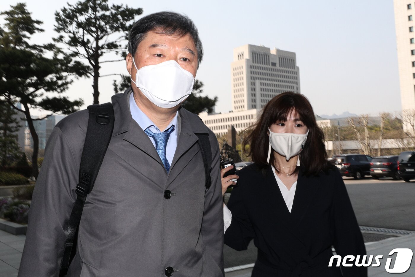 본문 이미지 - 세월호 특별조사위원회 조사활동 방해 의혹을 받는 조대환 전 세월호 특조위 부위원장이 16일 오전 서울 서초구 서울고등법원으로 출석하고 있다.  2020.4.16/뉴스1 ⓒ News1 성동훈 기자