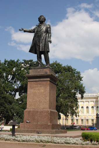 본문 이미지 - 상트페테르부르크 예술의광장에 서 있는 푸시킨 동상. 조성관 작가