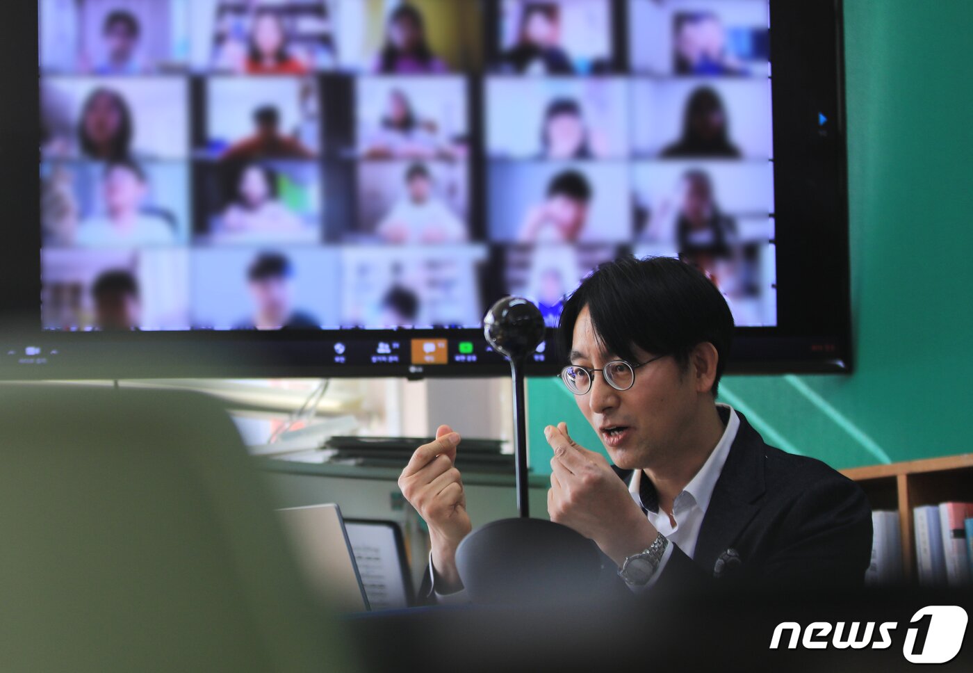 본문 이미지 - 코로나19 확산 예방 차원에서 2차 온라인 개학을 한 4월 16일 서울 서초구 신동초등학교에서 한 교사가 온라인 화상 수업을 진행하고 있다. 2020.4.16/뉴스1 ⓒ News1 구윤성 기자