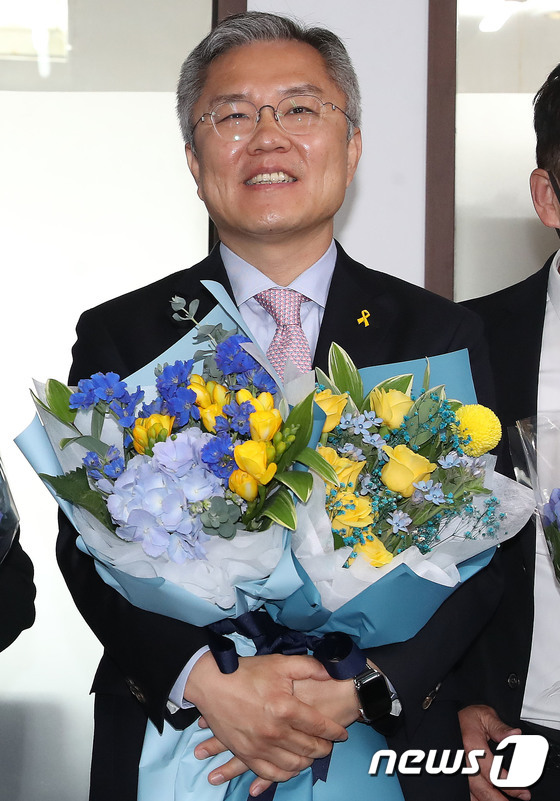 당선축하 꽃다발 받은 최강욱 전 비서관