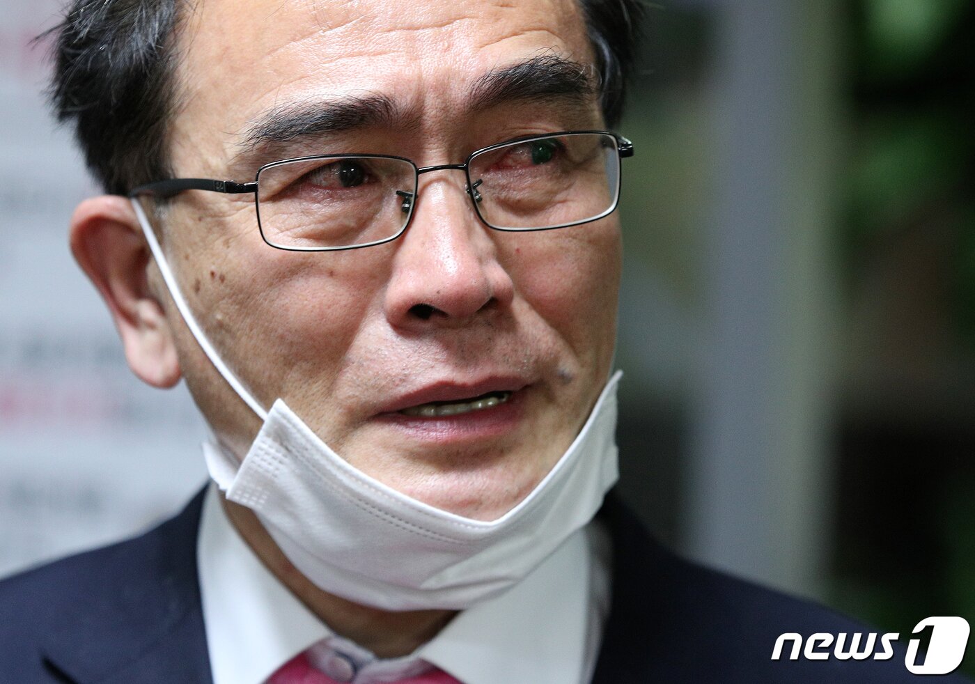 본문 이미지 - 태구민(태영호) 미래통합당 강남갑 후보가 16일 새벽 서울 강남구 신사동 자신의 선거사무소에서 21대 국회의원선거 당선이 확실해지자 눈물을 흘리고 있다. 2020.4.16/뉴스1 ⓒ News1 신웅수 기자