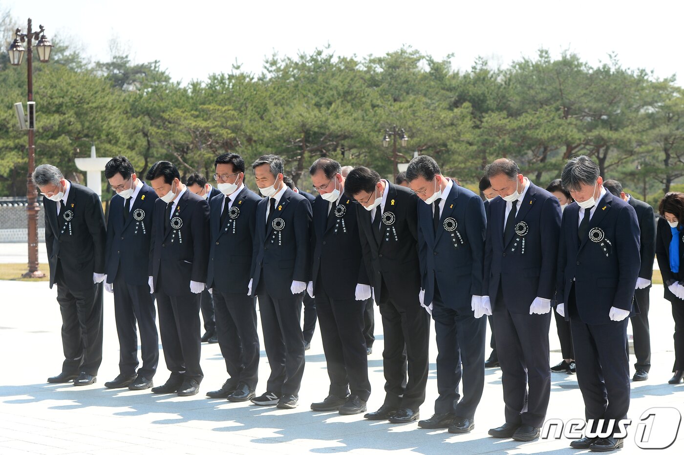 본문 이미지 - 더불어민주당 전남 지역 당선인들이 16일 오전 광주 북구 운정동 국립 5·18민주묘지에서 참배하고 있다. 2020.4.16 /뉴스1 ⓒ News1 한산 기자