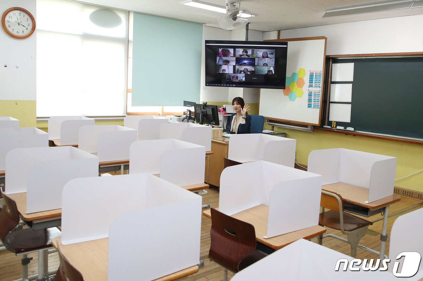 본문 이미지 - 대구 한 초등학교 교실에 가림막이 설치된 모습./뉴스1 ⓒ News1 공정식 기자
