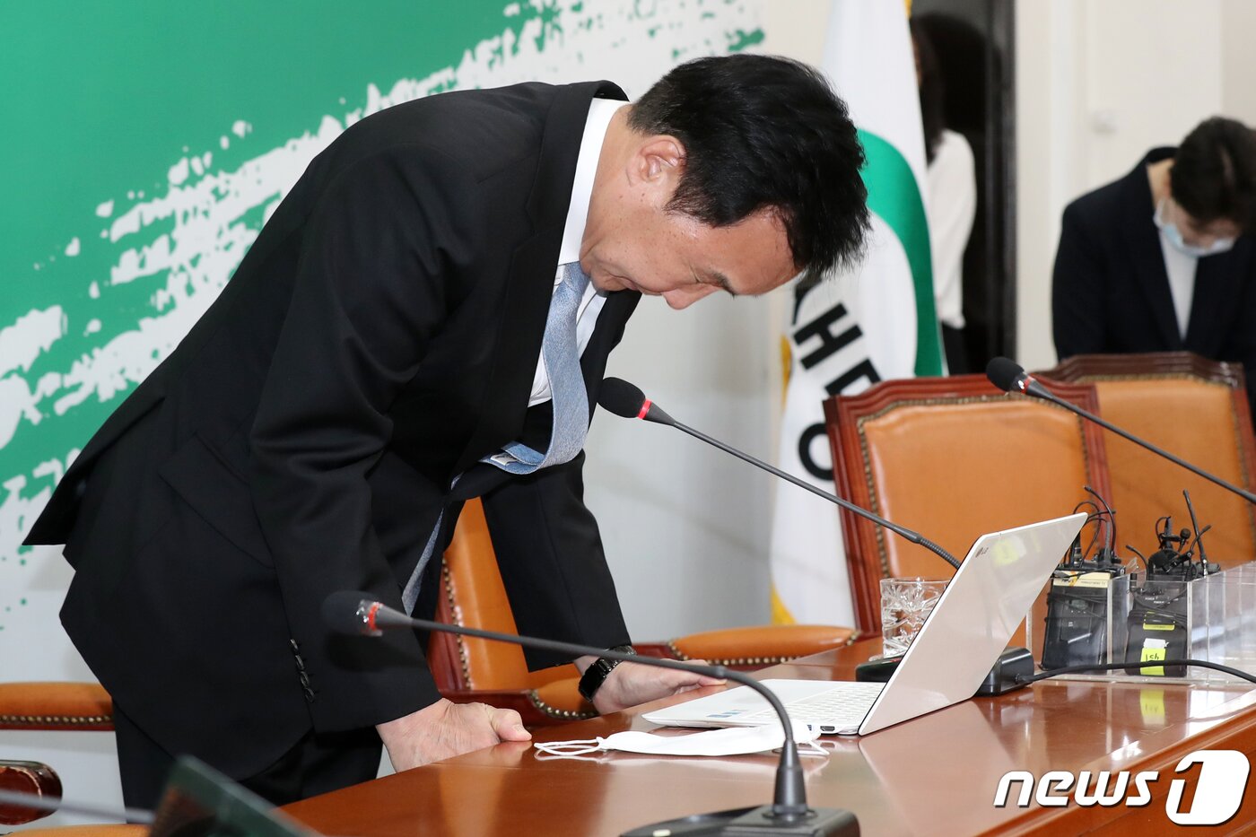 본문 이미지 - 손학규 민생당 상임선대위원장이 16일 오후 서울 여의도 국회에서 열린 기자회견에서 제21대 국회의원선거 결과와 관련해 국민 앞에 고개 숙여 사죄하고 있다. 손 위원장은 이날 기자회견에서 총선 패배의 책임을 지고 상임선대위원장직에서 물러나겠다고 밝혔다. 2020.4.16/뉴스1 ⓒ News1 민경석 기자