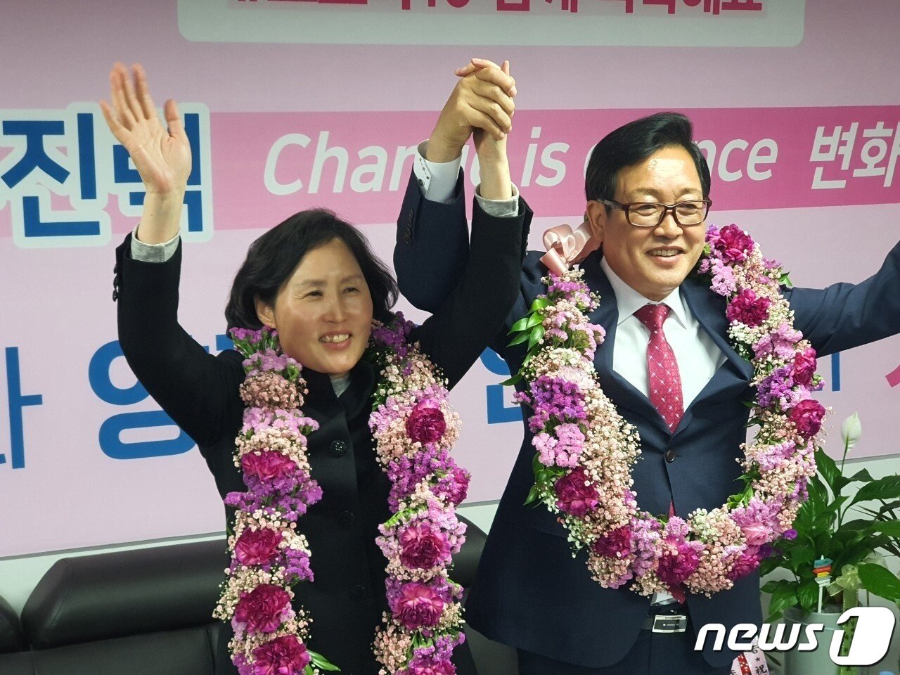 본문 이미지 - 김선교 당선인이 당선이 확정된 직후 부인과 함께 기쁨을 나누고 있다.(당선인측 제공) ⓒ News1 김평석 기자