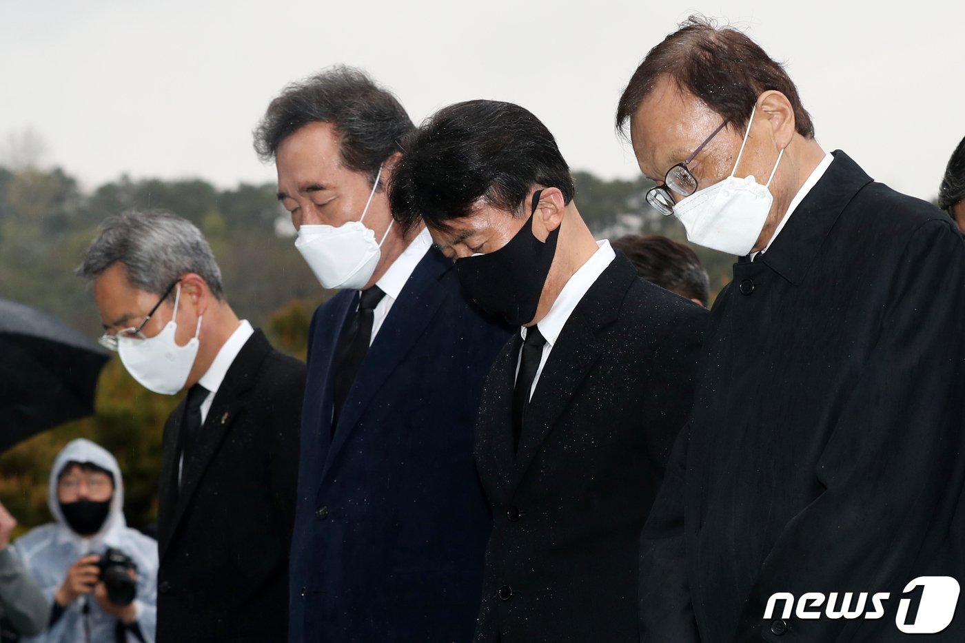 본문 이미지 - 이낙연 더불어민주당 상임선대위원장&#40;왼쪽 두 번째부터&#41;과 최배근 더불어시민당 공동상임선대위원장이 17일 오전 서울 동작구 현충원을 찾아 현충탑에 분향 한 뒤 묵념하고 있다. 사진 오른쪽은 이해찬 더불어민주당 대표. 2020.4.17/뉴스1 ⓒ News1 민경석 기자