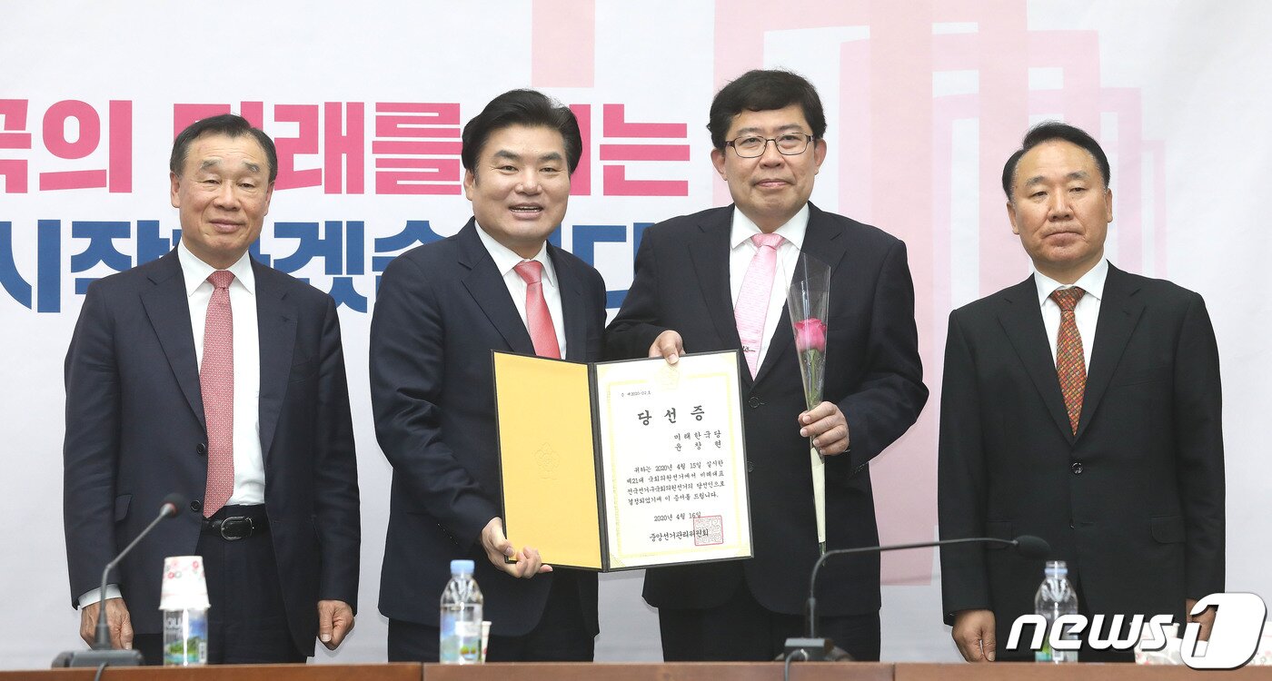 본문 이미지 - 윤창현 미래한국당 비례대표 당선인이 17일 오전 서울 여의도 국회에서 열린 선거대책위원회 해단식에서 원유철 대표로부터 당선증을 받고 기념촬영을 하고 있다. 2020.4.17/뉴스1 ⓒ News1 임세영 기자