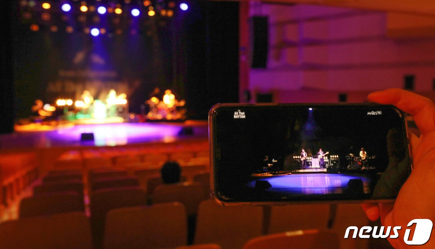 본문 이미지 - 지난 4월17일서울 마포구 마포아트센터 아트홀맥에서 ‘안방에서 즐기는 마포아트센터 두 번째 시리즈 – 올 댓 리듬 라이브(Live)’ 무관객 생중계 공연이 열리는 모습.  2020.4.17/뉴스1 ⓒ News1 김진환 기자