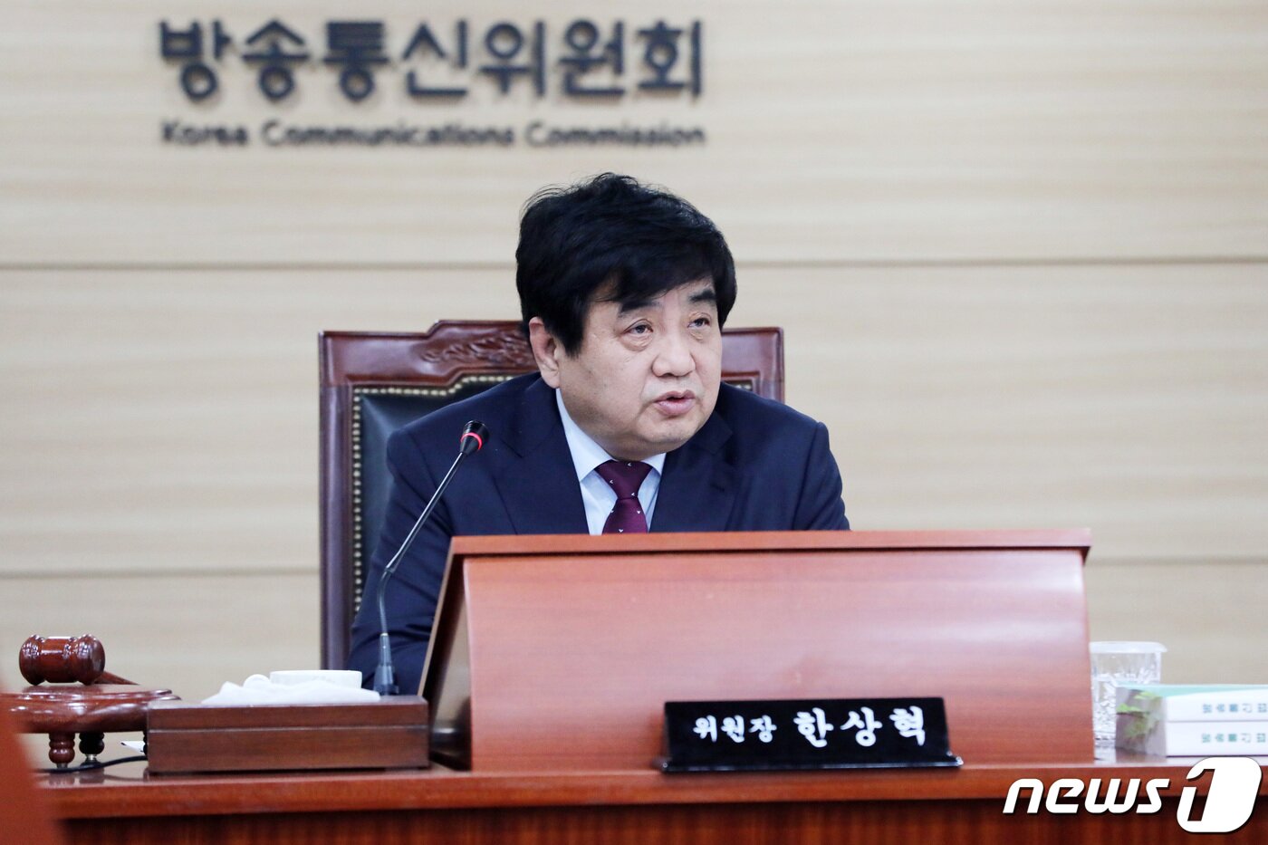 본문 이미지 - 한상혁 방송통신위원회 위원장이 17일 오후 경기도 과천시 정부과천청사 방송통신위원회 회의실에서 제20차 위원회 회의 연기를 알리고 있다. 이날 회의에서는 2020년도 종합편성 방송채널사용사업자 재승인 여부가 의결될 예정이었다. 2020.4.17/뉴스1 ⓒ News1 조태형 기자