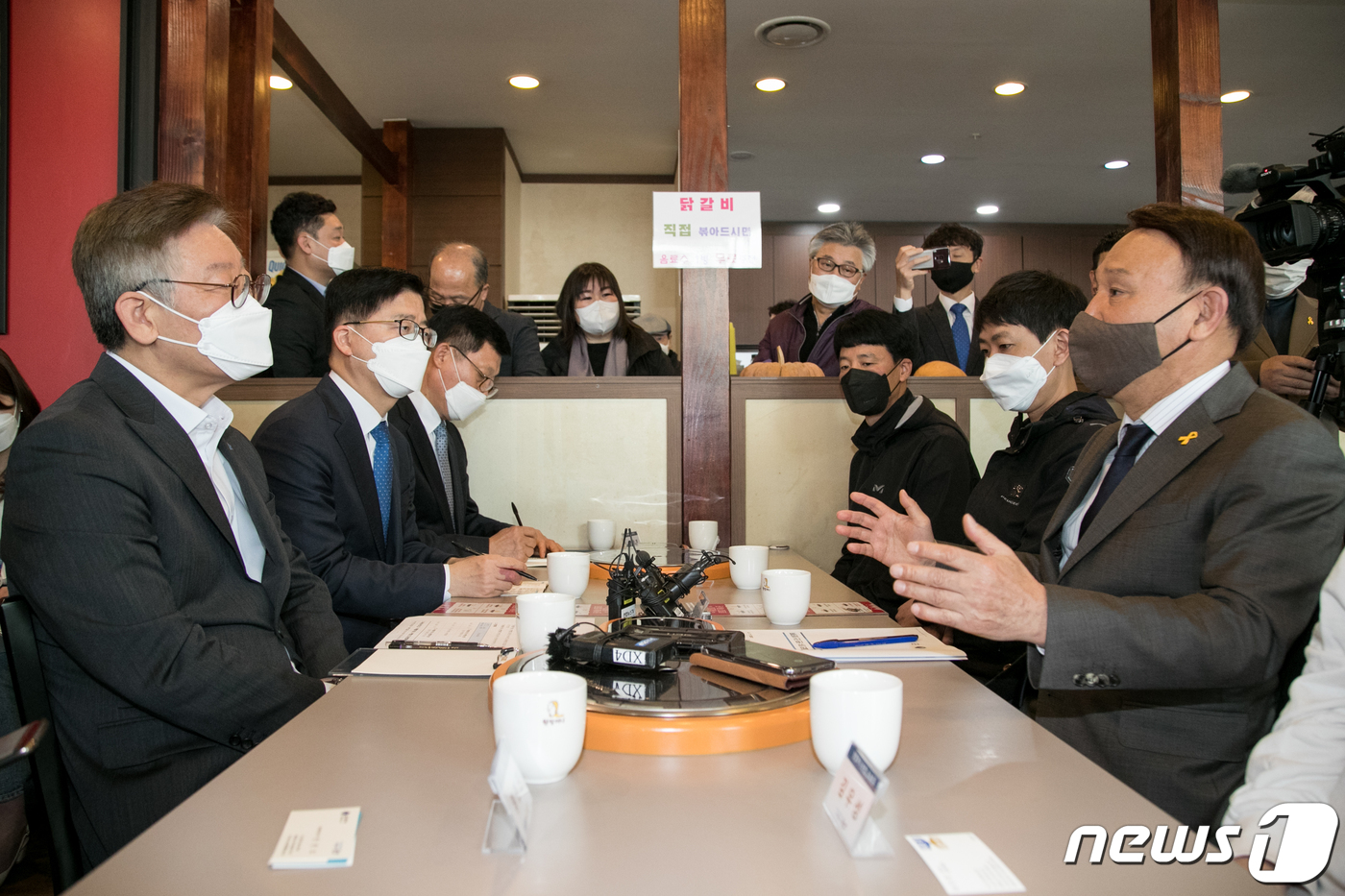 (군산=뉴스1) 김재수 기자 = 이재명 경기도지사(왼쪽)가 17일 전국 처음으로 공공 배달앱 '배달의명수'를 운용하고 있는 전북 군산을 찾아 실질적인 배달앱 효과와 운영사항을 집중 …