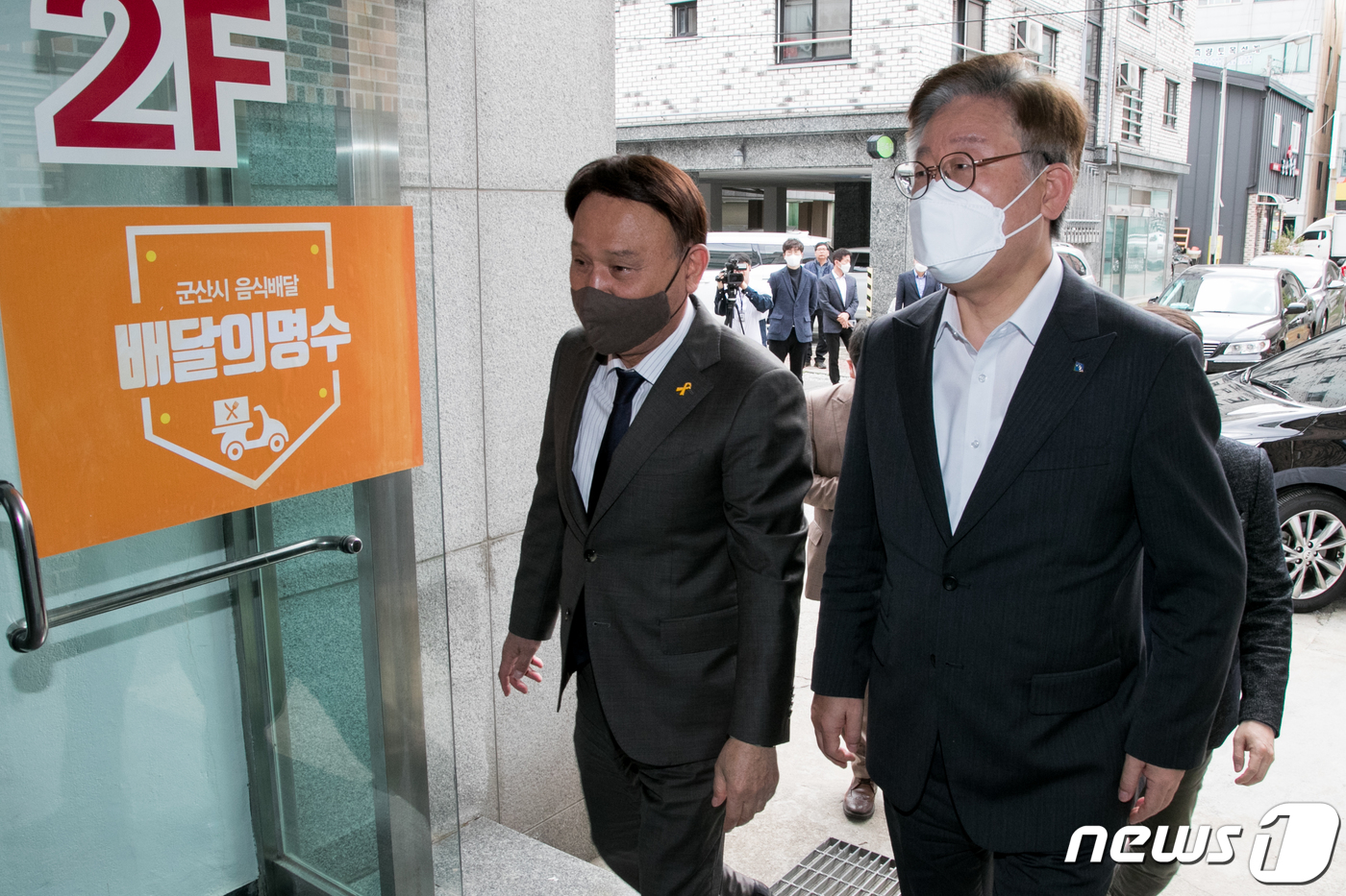 (군산=뉴스1) 김재수 기자 = 이재명 경기도지사가 17일 전국 처음으로 공공 배달앱 '배달의명수'를 운용하고 있는 전북 군산을 찾아 강임준 군산시장과 함께 실질적인 배달앱 효과와 …