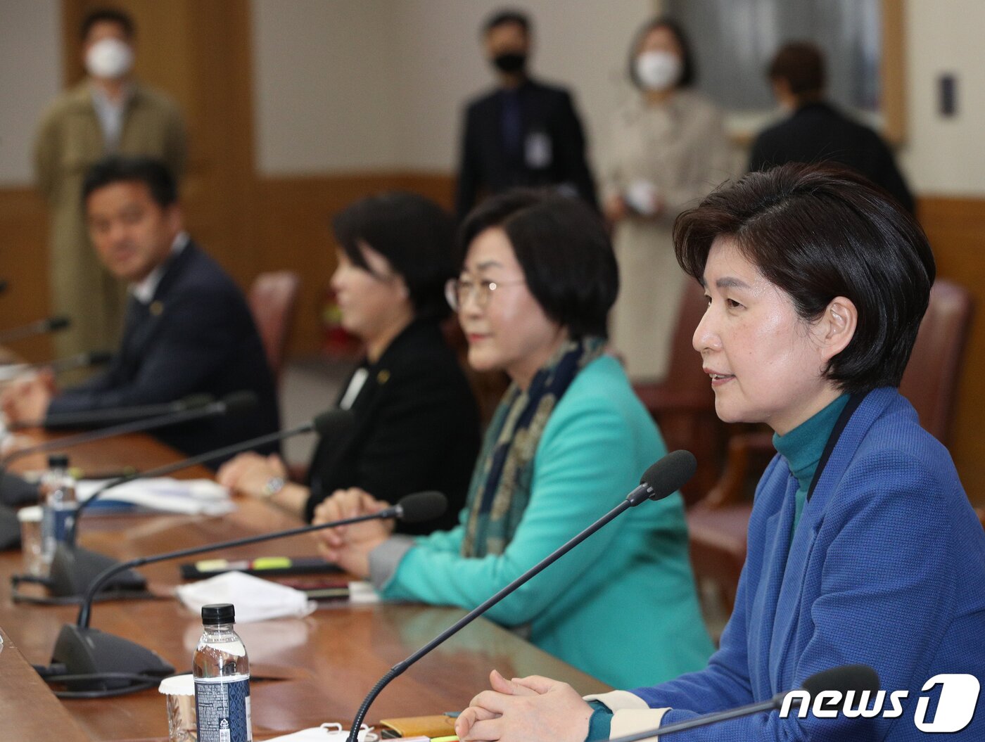 본문 이미지 - 더불어민주당 디지털성범죄근절대책단장인 백혜련 의원이 17일 오후 서울 서초구 대법원을 방문해 김영란 양형위원장과 면담을 하고 있다. 2020.4.17/뉴스1 ⓒ News1 신웅수 기자