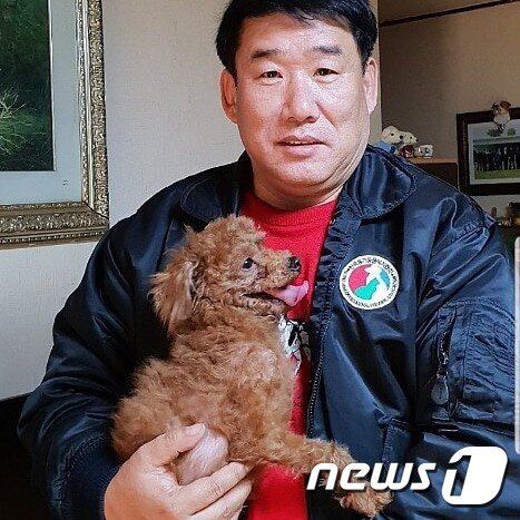 본문 이미지 - 다리 하나를 잃었지만 씩씩한 사랑이와 임장춘 대표. 사진 한국유기동물복지협회 제공 ⓒ 뉴스1