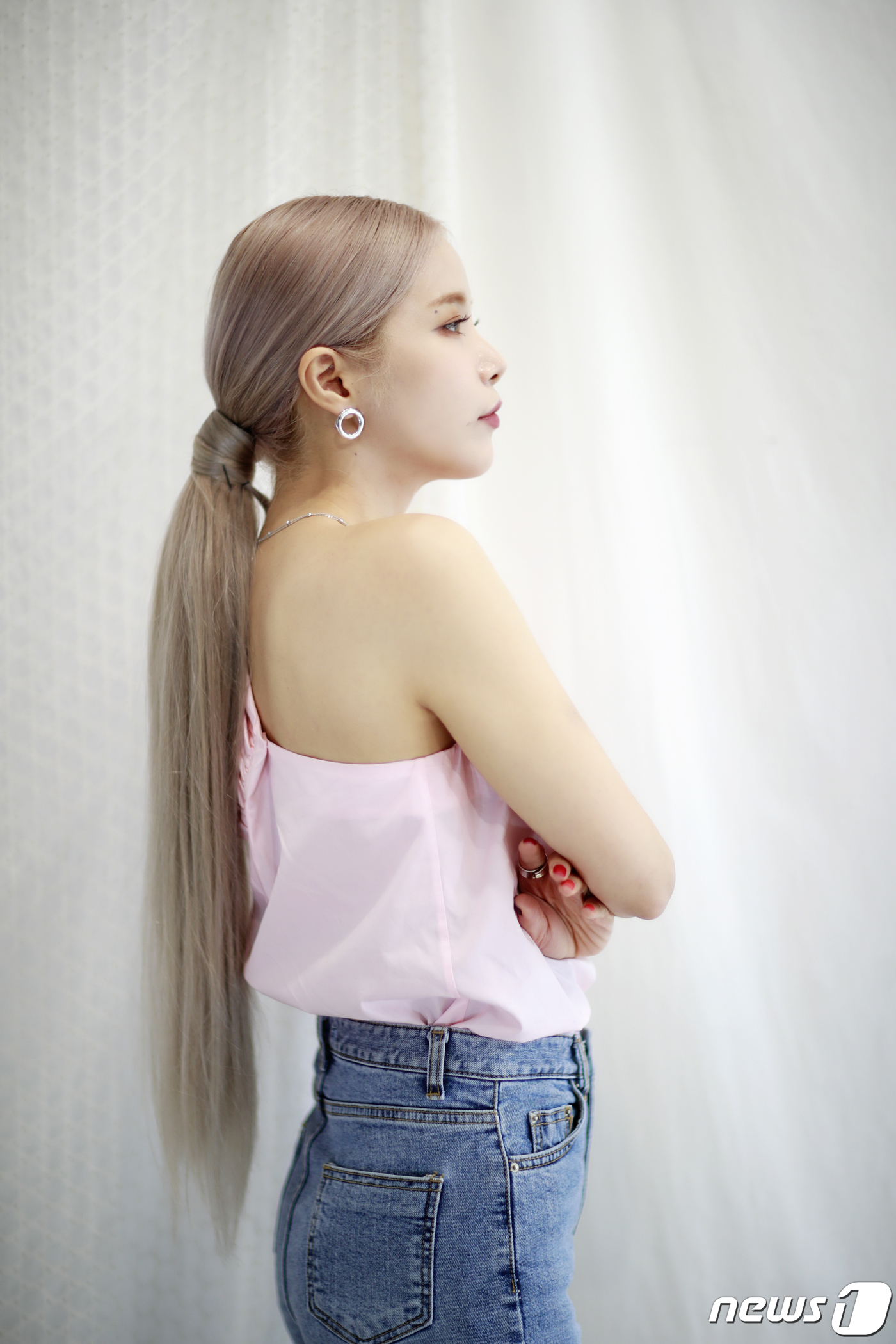 (서울=뉴스1) 권현진 기자 = 마마무(MAMAMOO) 솔라가 지난 17일 서울 강남구 삼성동 한 카페에서 열린 뉴스1과의 인터뷰에 앞서 포즈를 취하고 있다.솔라는 지난 23일 데 …