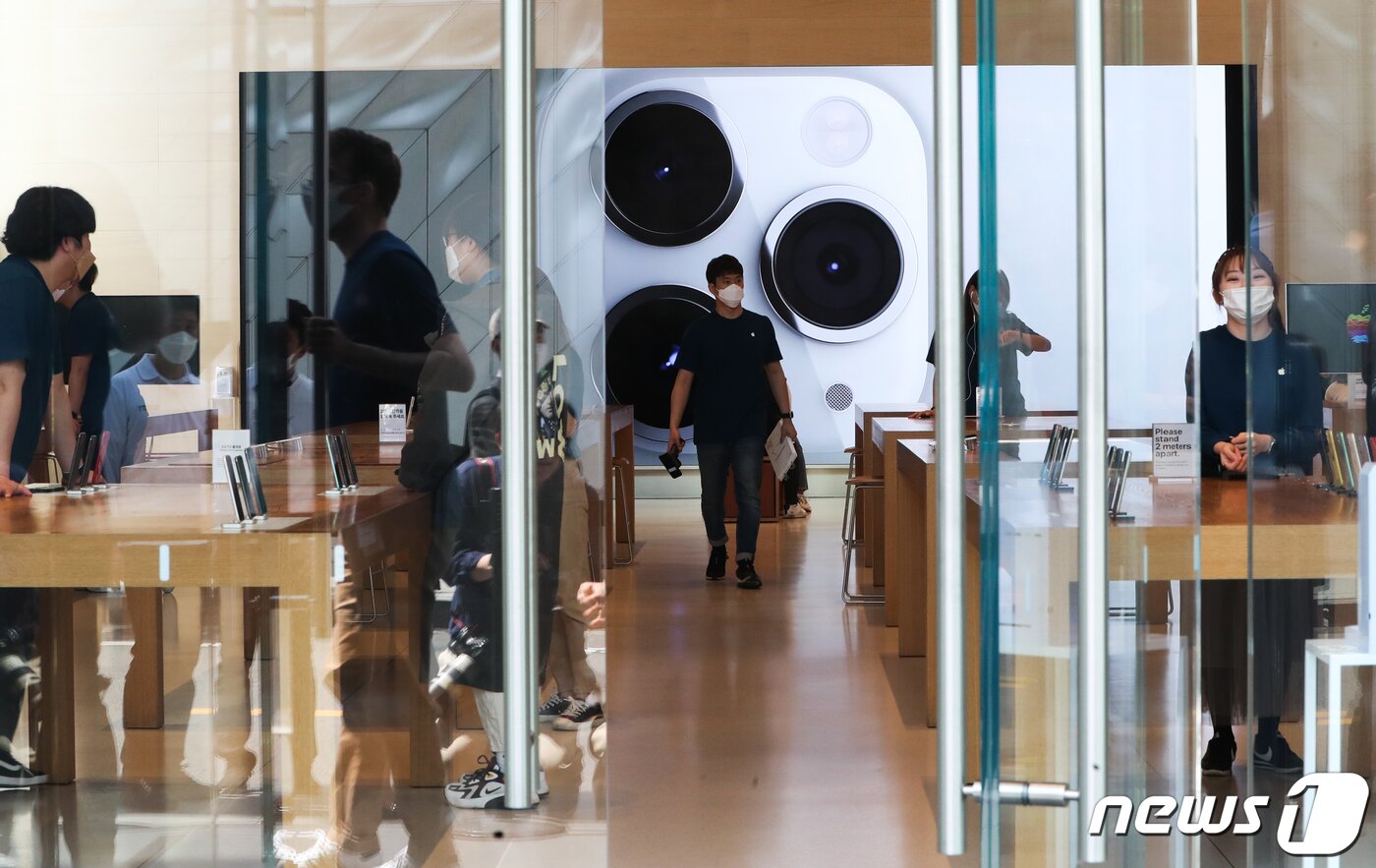 본문 이미지 - 애플스토어 가로수길 점은 재개장 이후에도 테이블에 직원을 1명씩 배치하는 등 사회적 거리두기를 시행 중이다. 2020.4.18/뉴스1 ⓒ News1 허경 기자