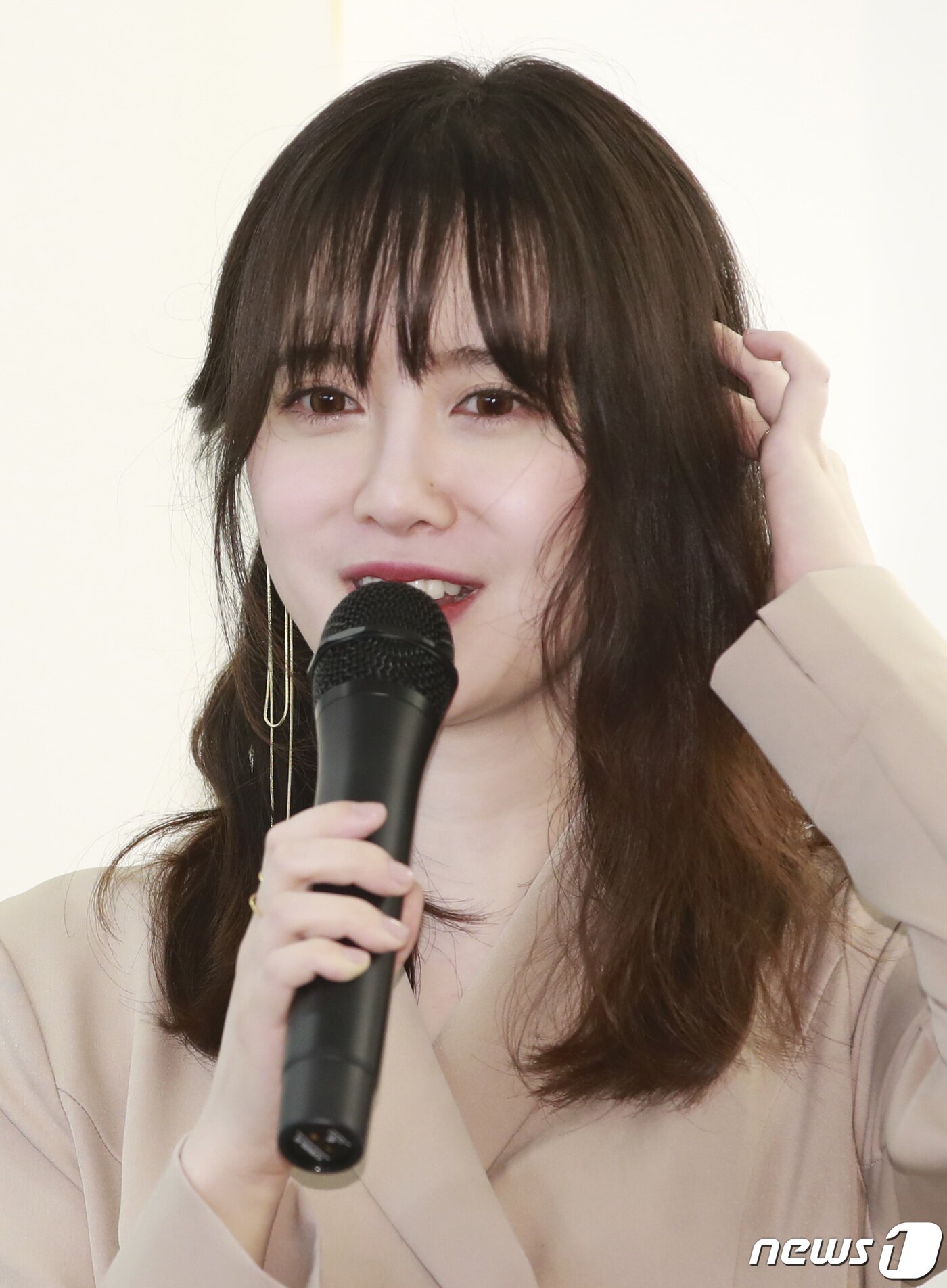 본문 이미지 - 배우 구혜선이 18일 오후 서울 마포구 합정동 진산갤러리에서 열린 ‘항해-다시 또 다시’ 초대전 기자간담회에 참석해 안재현과의 이혼 소송에 관한 질문에 답하고 있다. 2020.4.18/뉴스1 ⓒ News1 권현진 기자