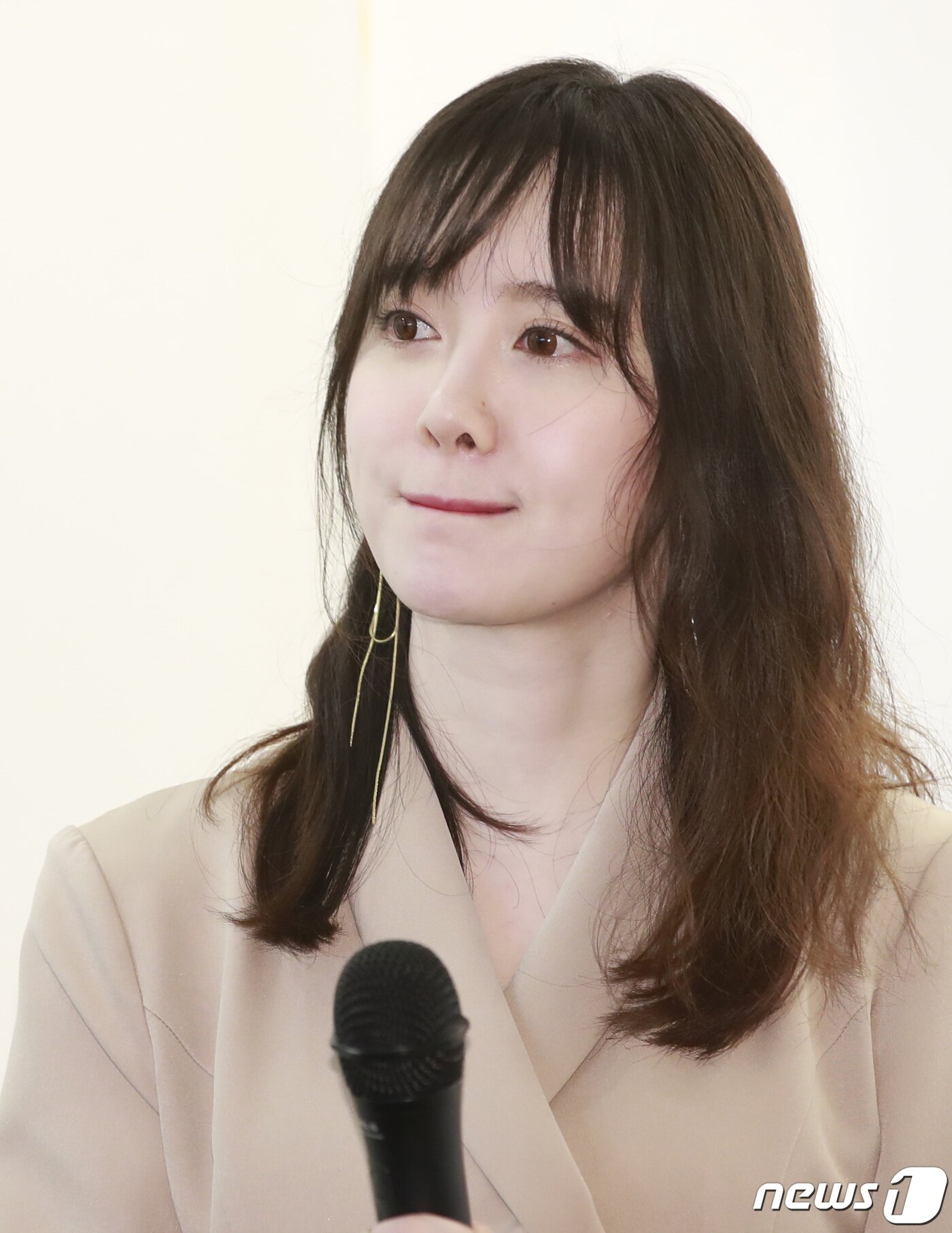 본문 이미지 - 배우 구혜선이 18일 오후 서울 마포구 합정동 진산갤러리에서 열린 ‘항해-다시 또 다시’ 초대전 기자간담회에 참석해 안재현과의 이혼 발표 후 근황에 대한 질문을 받고 있다. 2020.4.18/뉴스1 ⓒ News1 권현진 기자