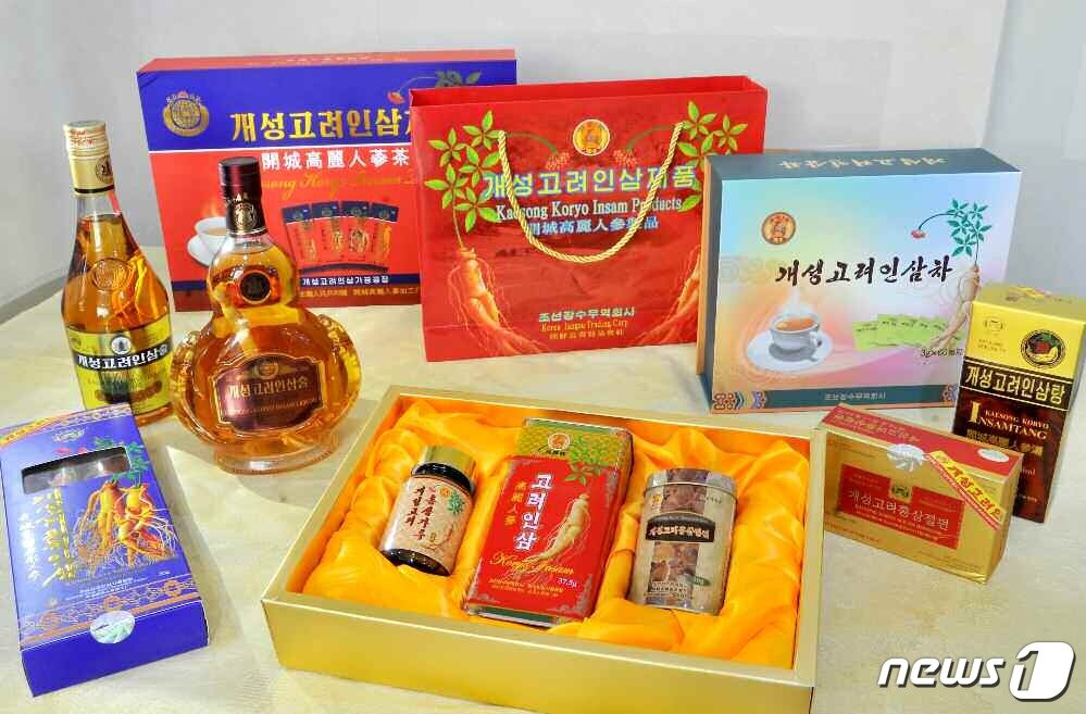 본문 이미지 - (평양 노동신문=뉴스1) = 북한에서 생산되는 인삼술, 인삼차 등의 제품. [국내에서만 사용가능. 재배포 금지. DB 금지. For Use Only in the Republic of Korea. Redistribution Prohibited] rodongphoto@news1.kr