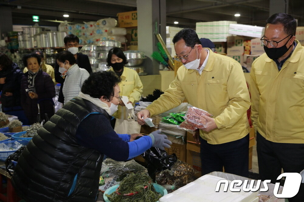 본문 이미지 - 명현관 해남군수가 설 명절을 앞두고 해남사랑상품권을 이용해 시장에서 물건을 구매하고 있다.(해남군 제공) ⓒ News1 