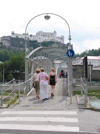 본문 이미지 - 영화에서 마리아와 트랩가 아이들이 '마이 페이버릿 싱스'를 부르며 건너는 모차르트 다리. 잘자흐강에 놓인 보행자 전용 다리는 1903년에 세워졌다. 조성관 작가